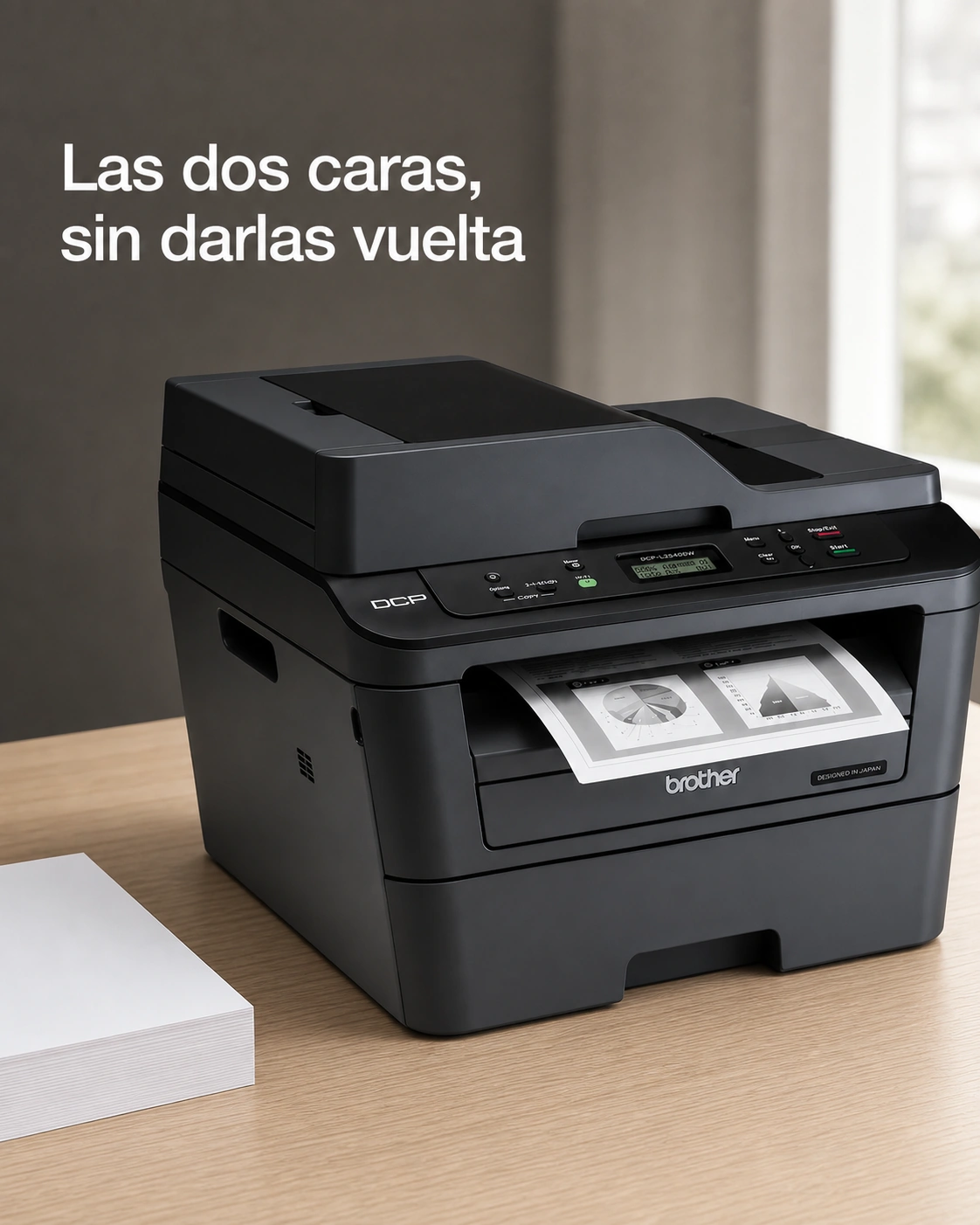 Impresora Brother DCP-L2540DW sobre un escritorio de roble claro, encuadre vertical.