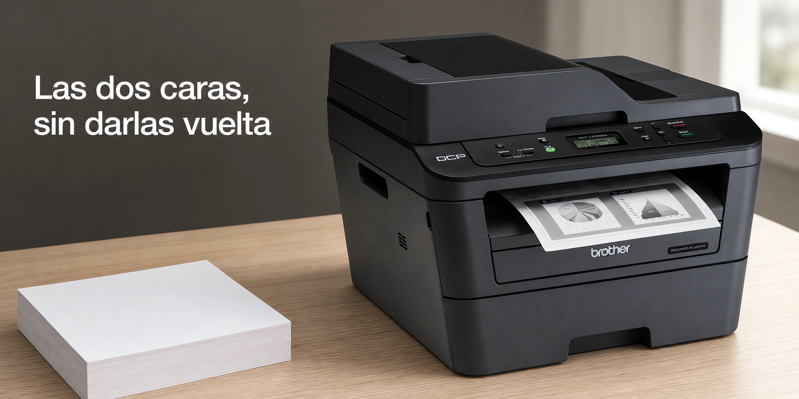 Impresora Brother DCP-L2540DW sobre un escritorio de roble claro en una oficina luminosa.