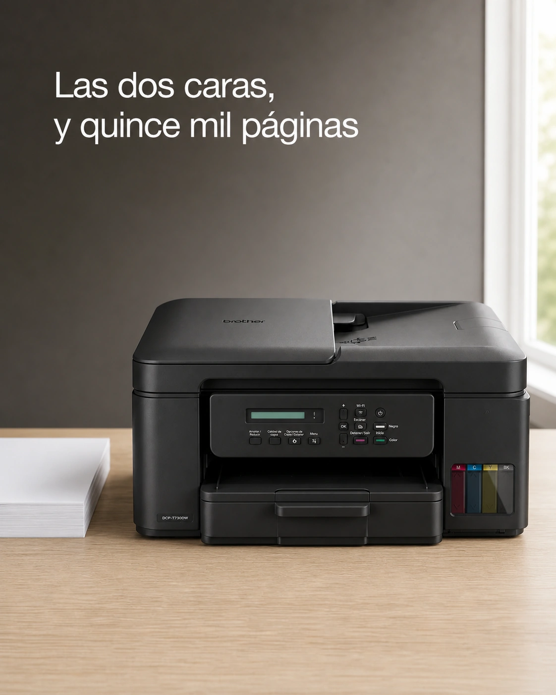 Impresora Brother DCP-T730DW sobre un escritorio de roble claro, encuadre vertical.