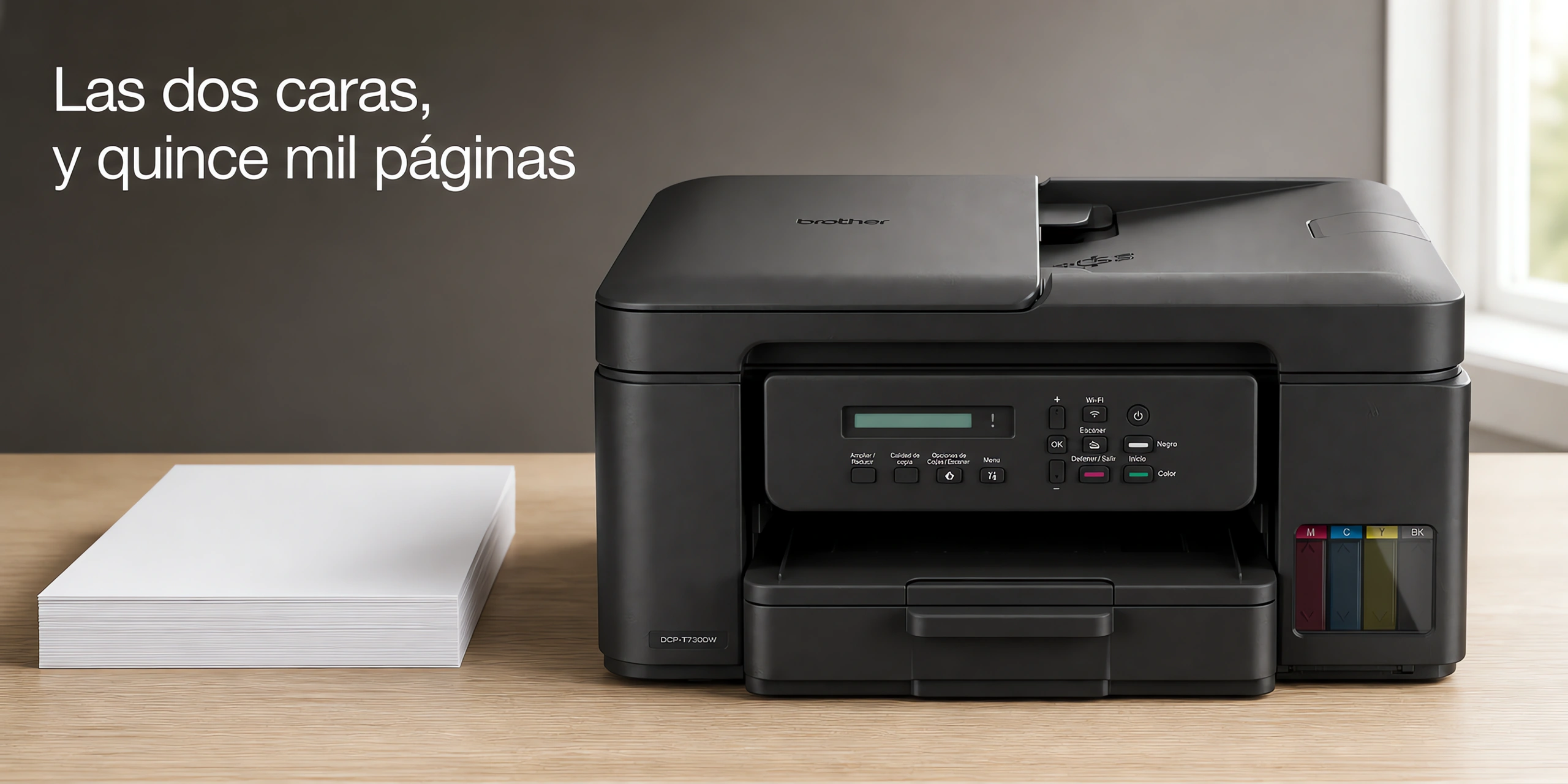 Impresora Brother DCP-T730DW sobre un escritorio de roble claro en una oficina luminosa.