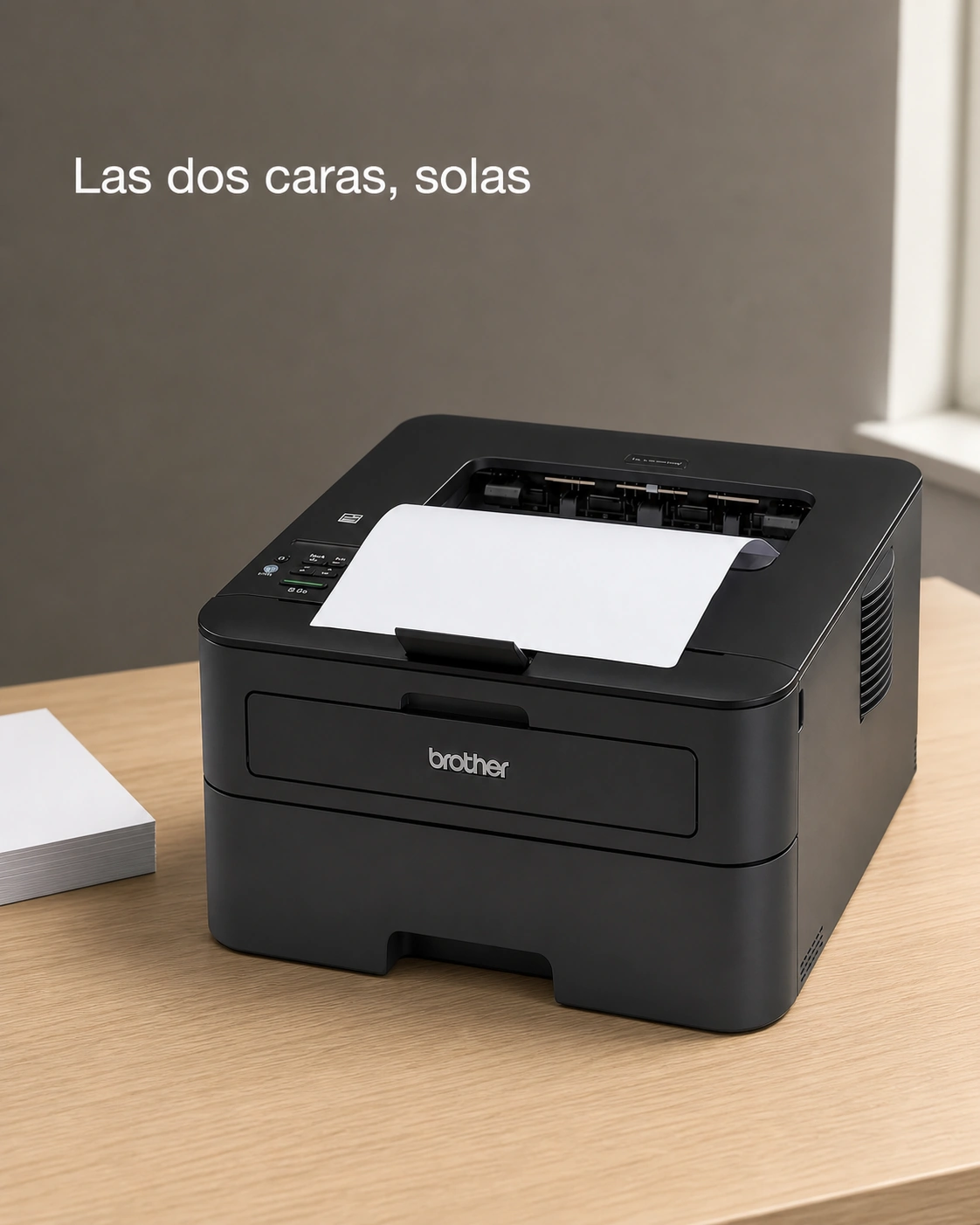 Impresora Brother HL-L2360DW sobre un escritorio de roble claro, encuadre vertical.
