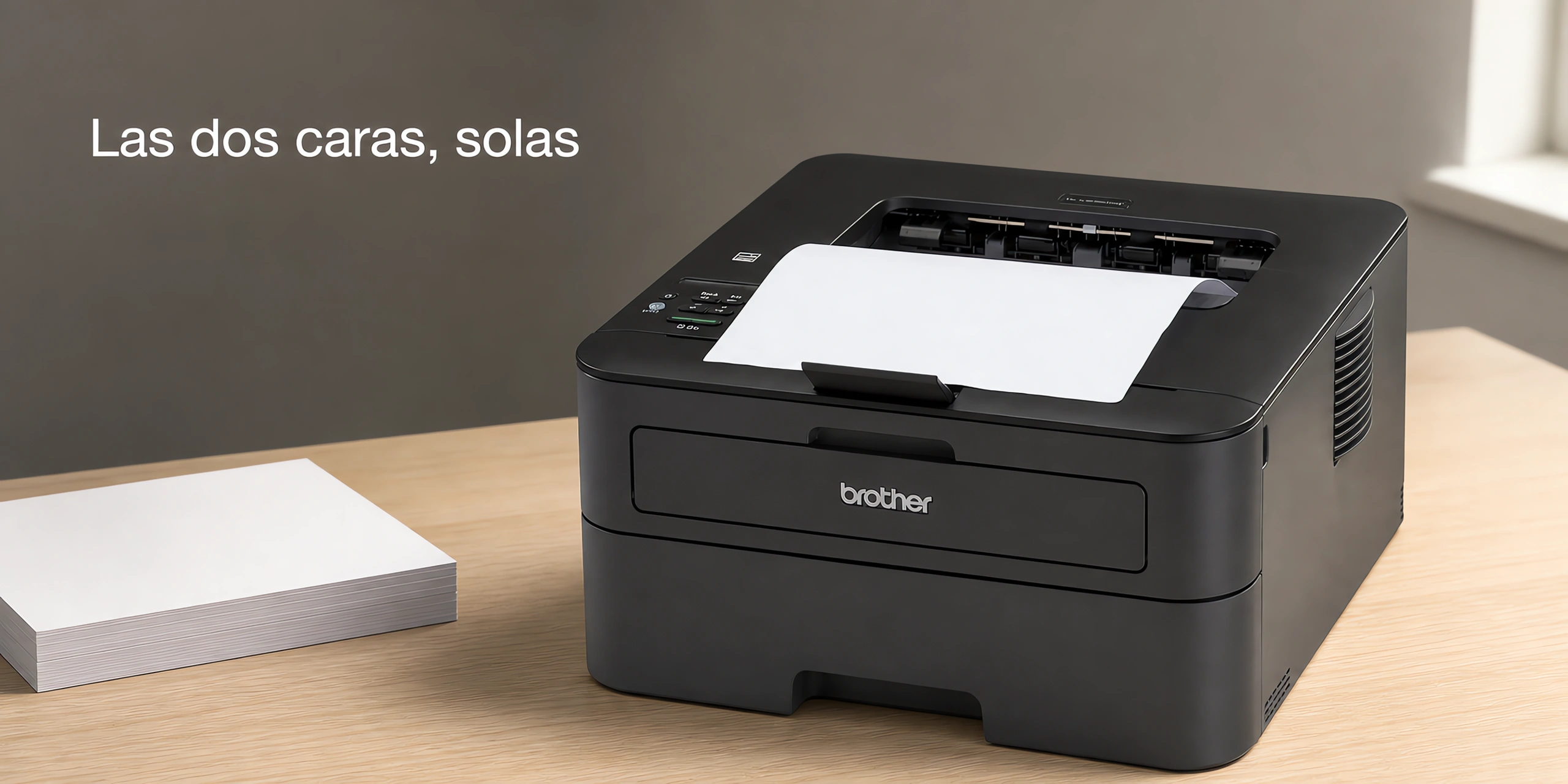 Impresora Brother HL-L2360DW sobre un escritorio de roble claro en una oficina luminosa.