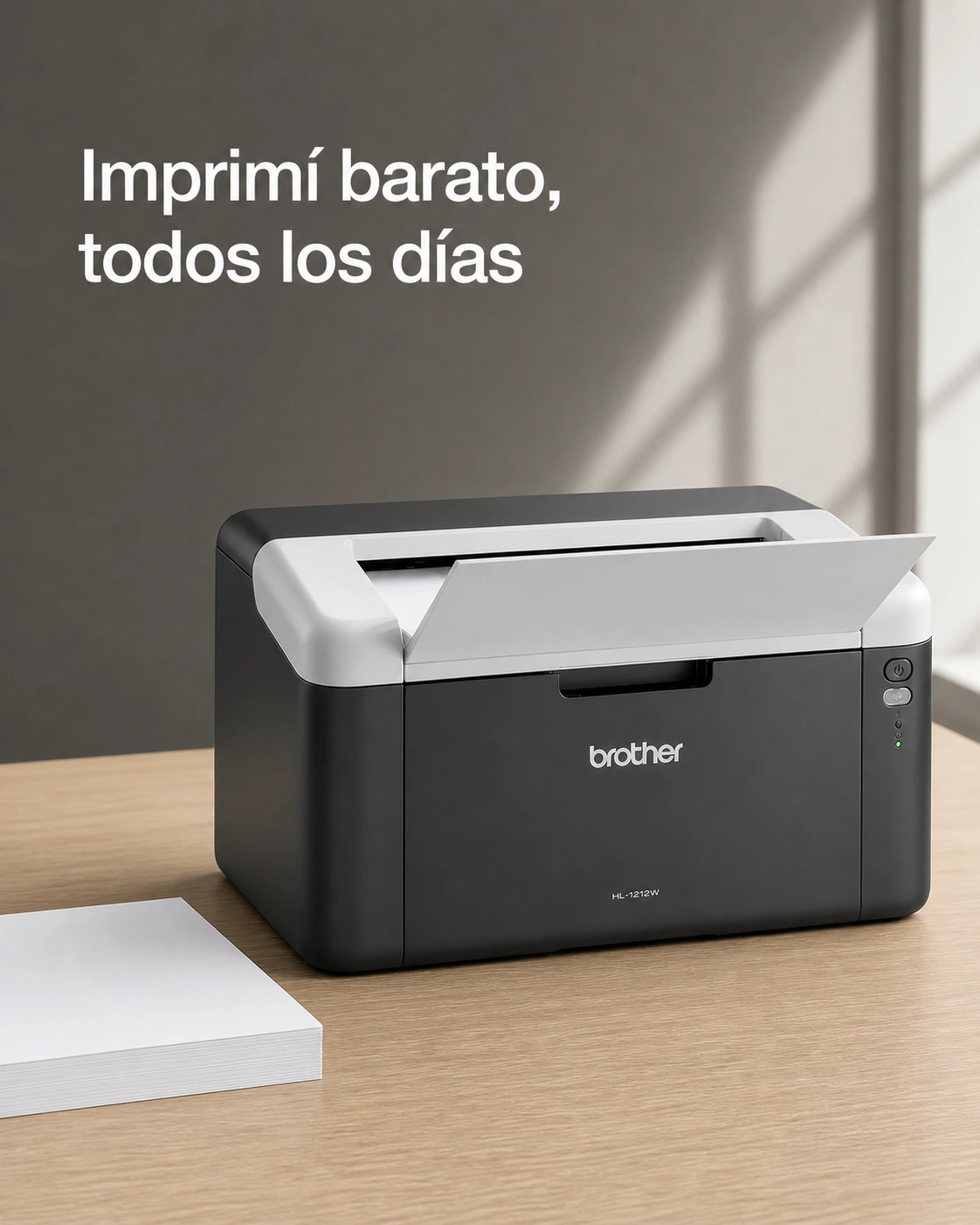 Impresora láser Brother HL-1212W sobre un escritorio de roble claro, encuadre vertical.