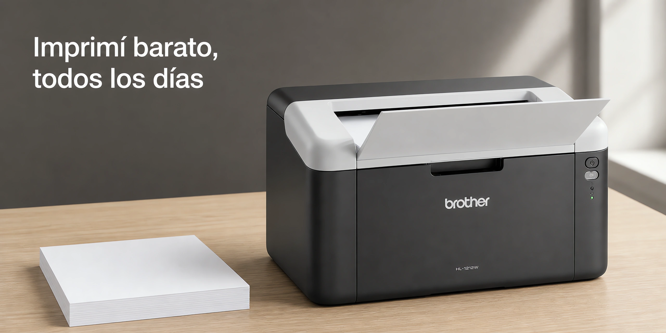Impresora láser Brother HL-1212W sobre un escritorio de roble claro en una oficina luminosa.