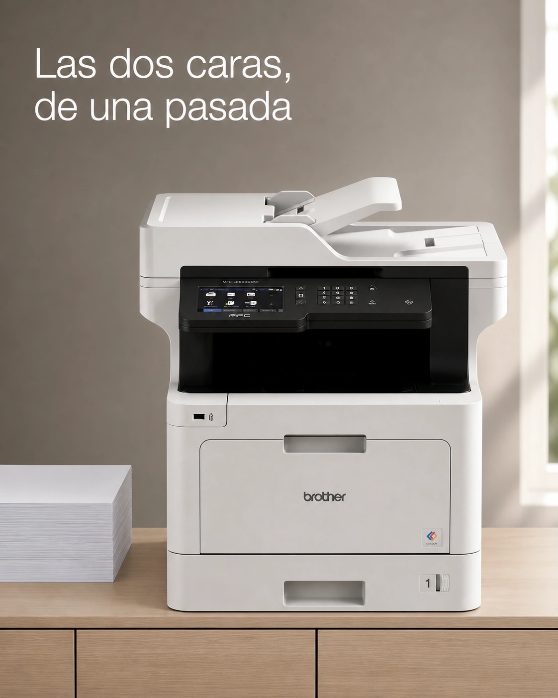 Impresora Brother MFC-L8900CDW sobre un escritorio de roble claro, encuadre vertical.