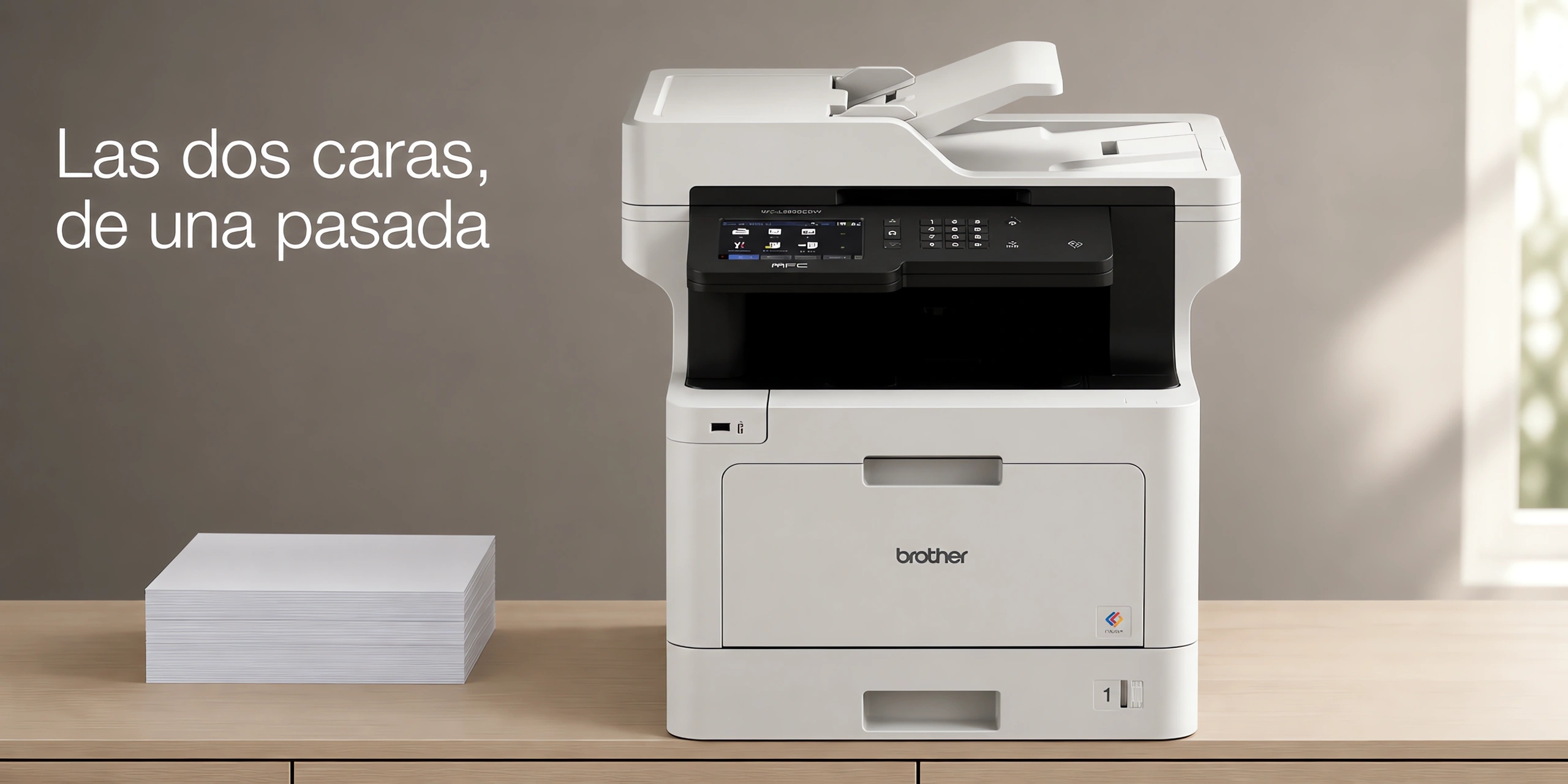 Impresora Brother MFC-L8900CDW sobre un escritorio de roble claro en una oficina luminosa.