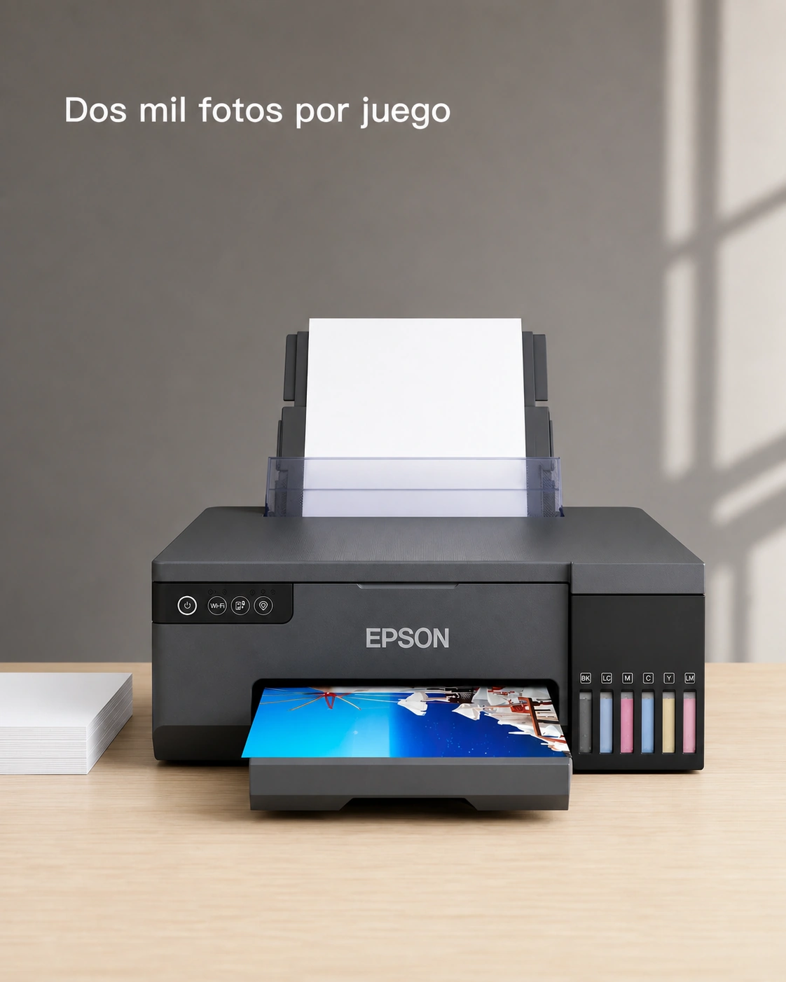 Impresora Epson EcoTank L8050 sobre un escritorio de roble claro, encuadre vertical.