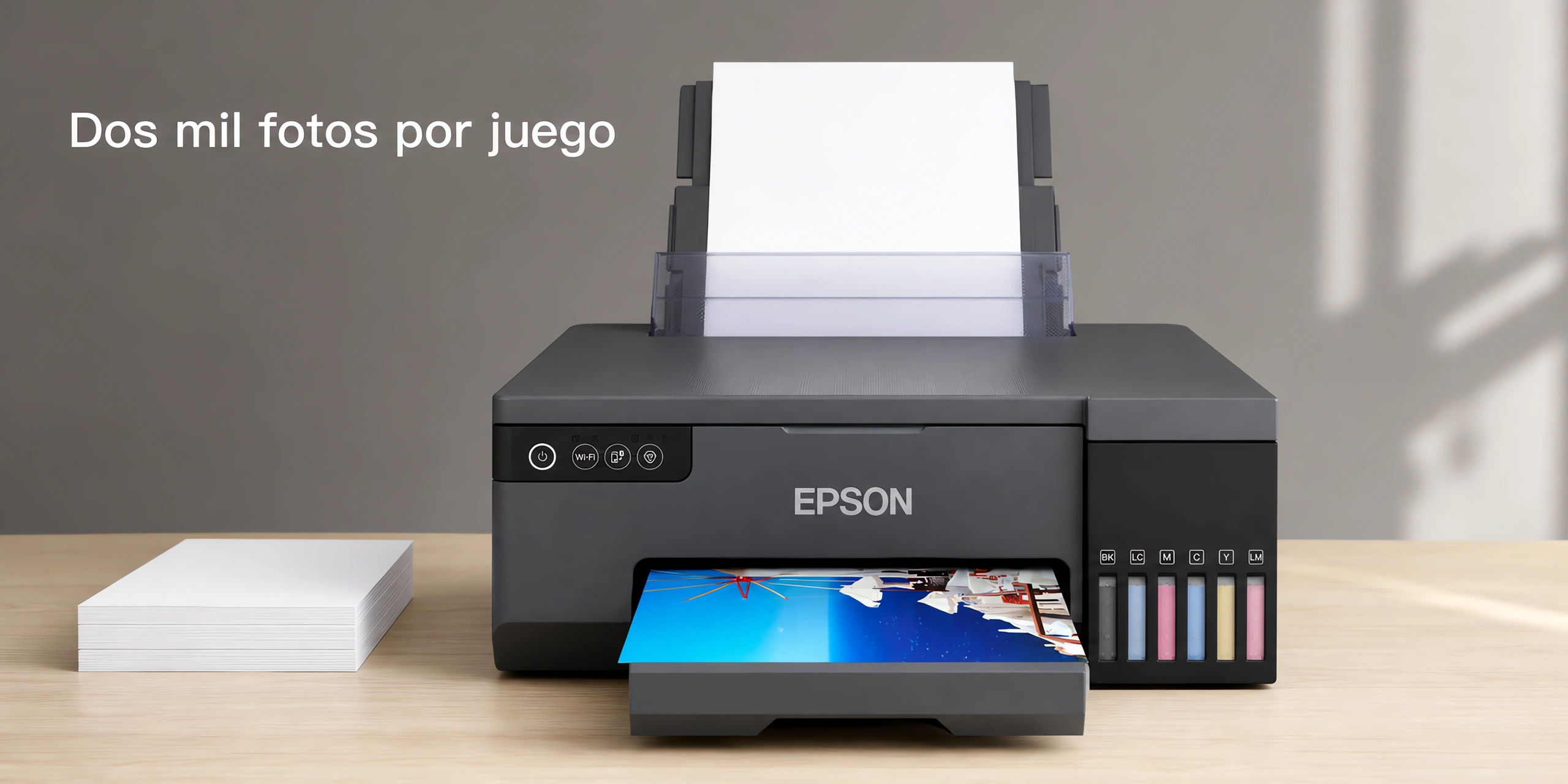 Impresora Epson EcoTank L8050 sobre un escritorio de roble claro en una oficina luminosa.