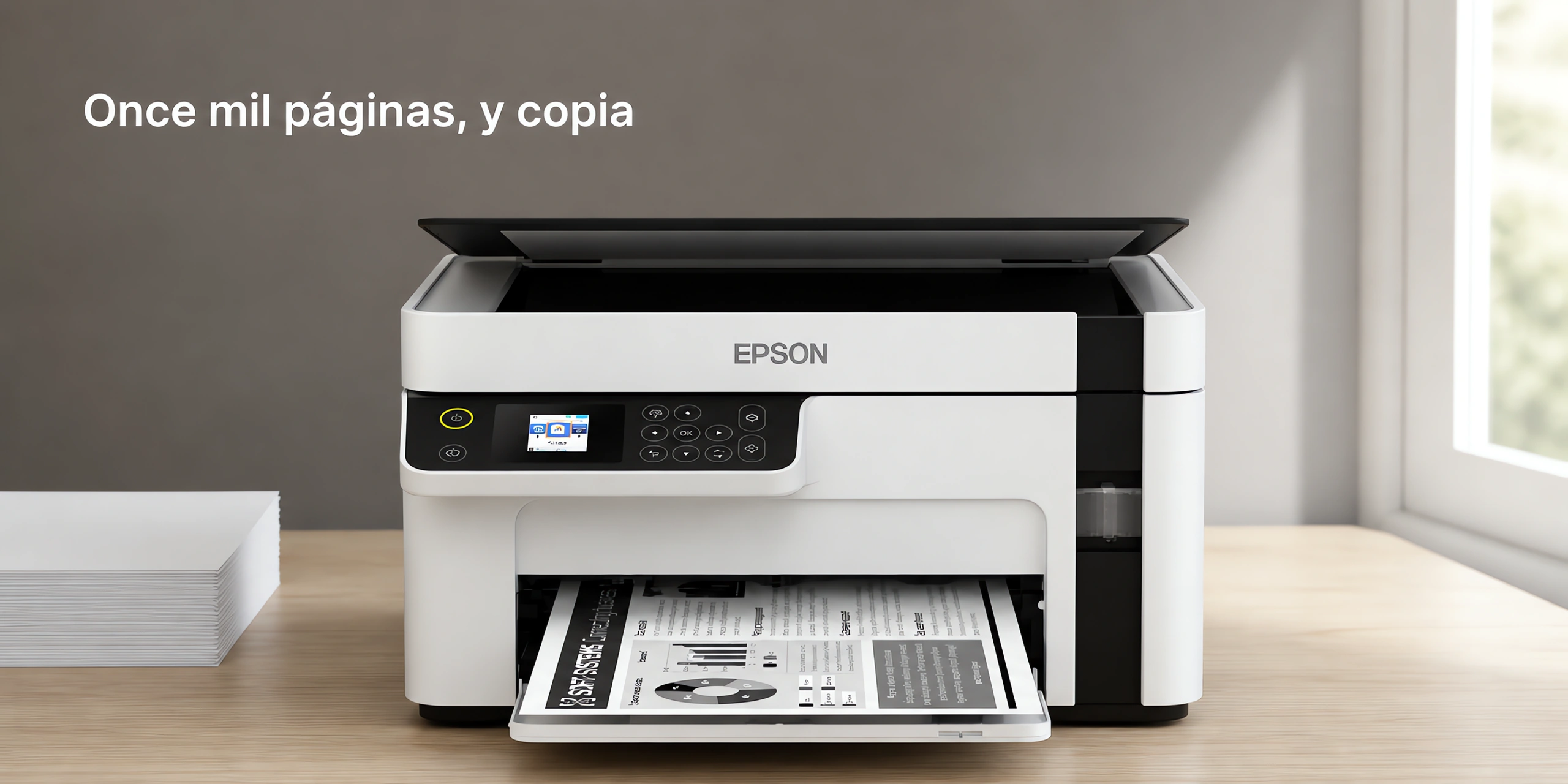 Impresora Epson EcoTank M2120 sobre un escritorio de roble claro en una oficina luminosa.