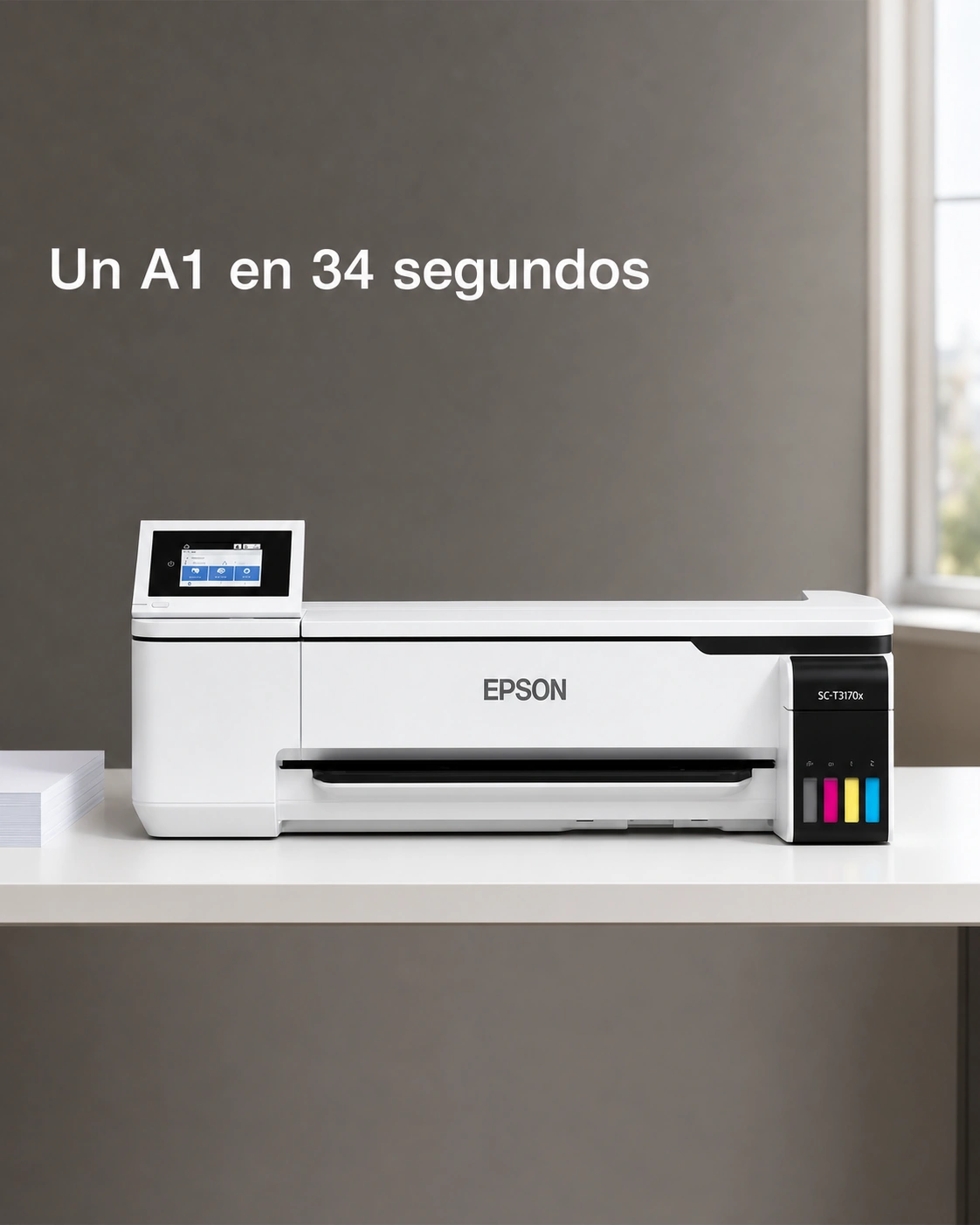 Plotter Epson SureColor T3170x sobre un escritorio de roble claro, encuadre vertical.