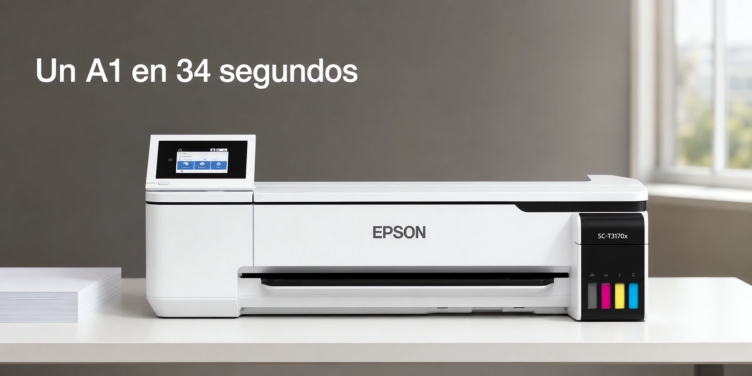 Plotter Epson SureColor T3170x sobre un escritorio de roble claro en una oficina luminosa.