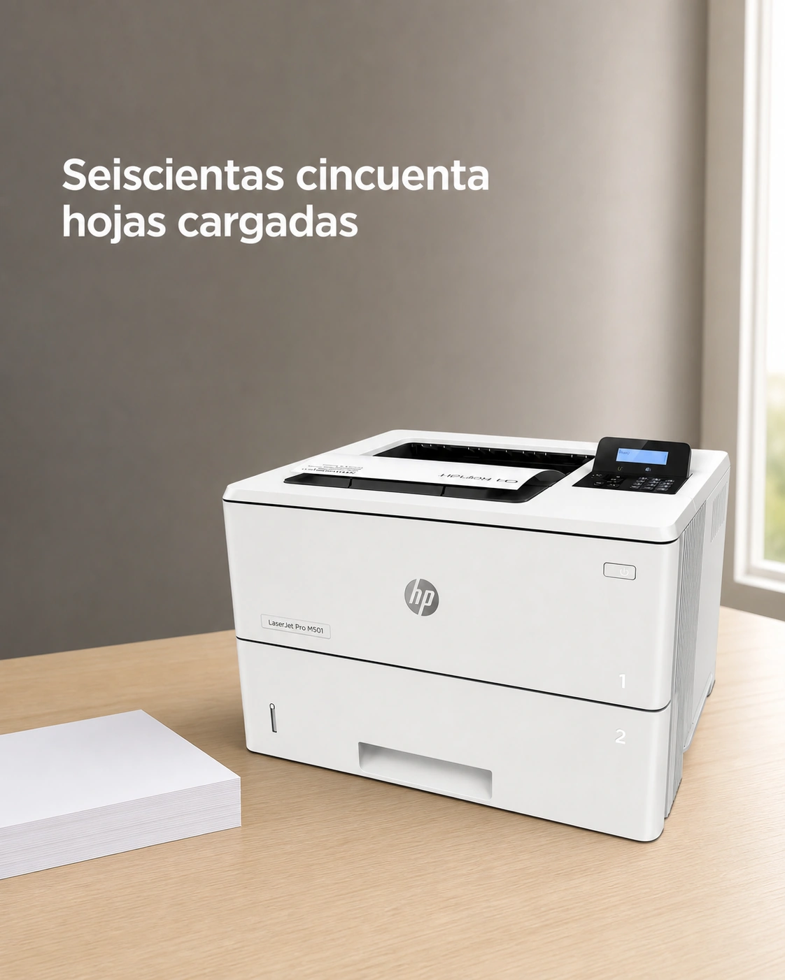 Impresora HP LaserJet Pro M501dn sobre un escritorio de roble claro, encuadre vertical.