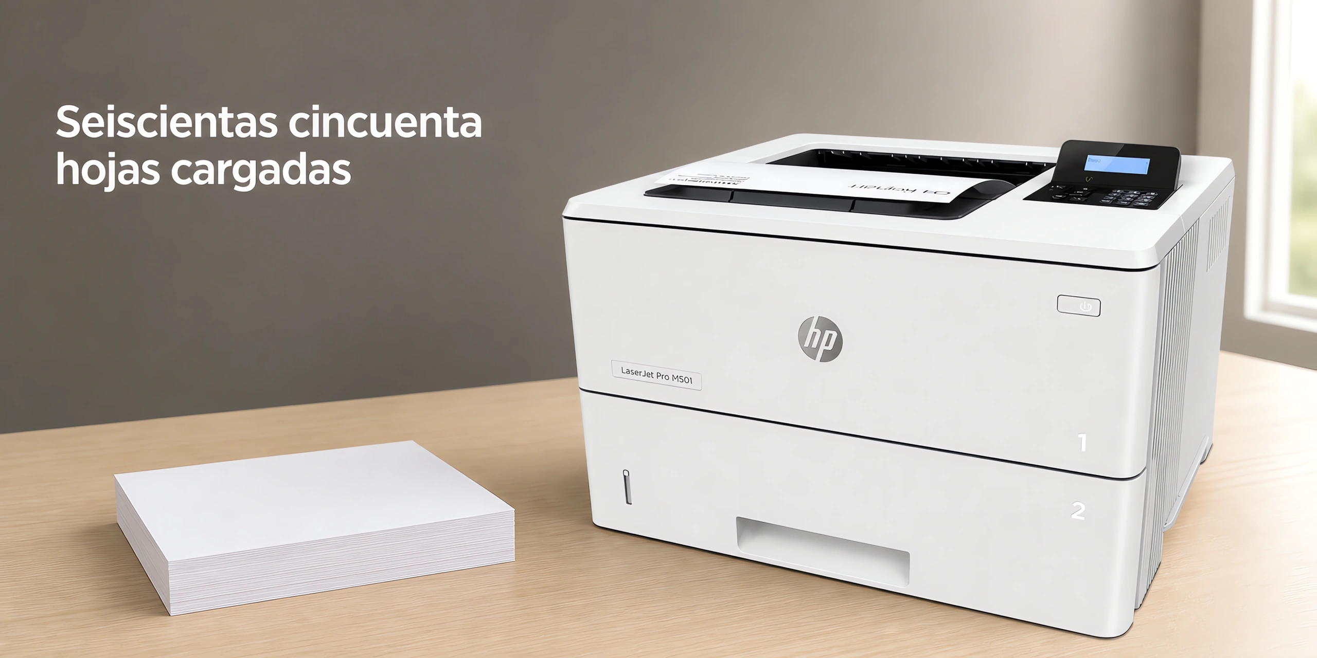 Impresora HP LaserJet Pro M501dn sobre un escritorio de roble claro en una oficina luminosa.
