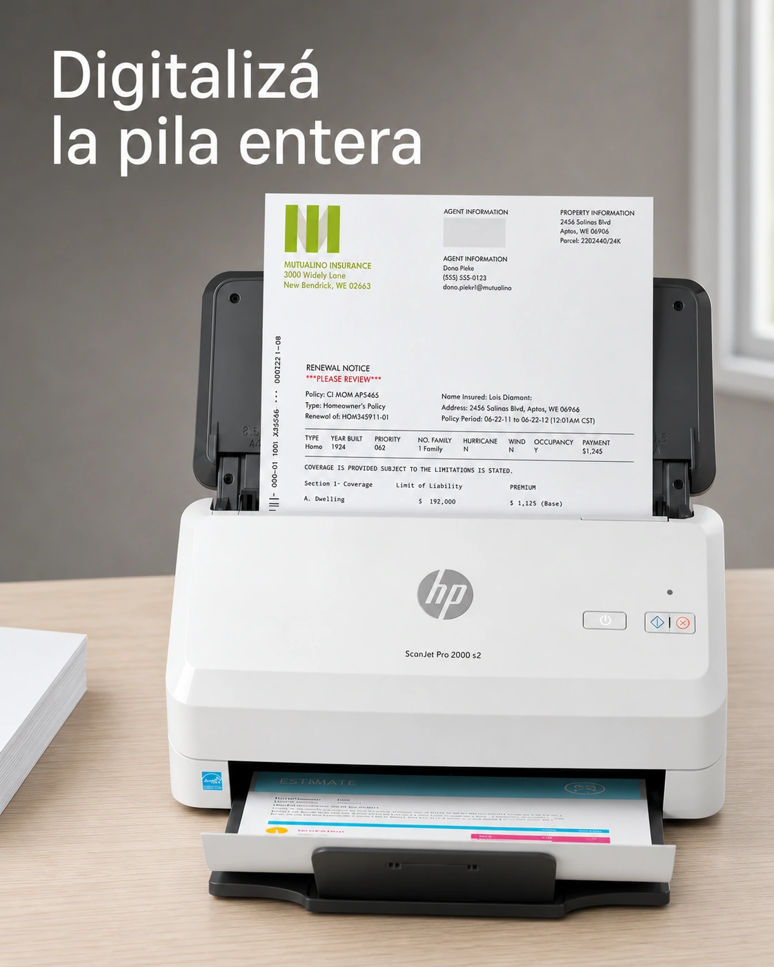 Escáner HP ScanJet Pro 2000 s2 sobre un escritorio de roble claro, encuadre vertical.