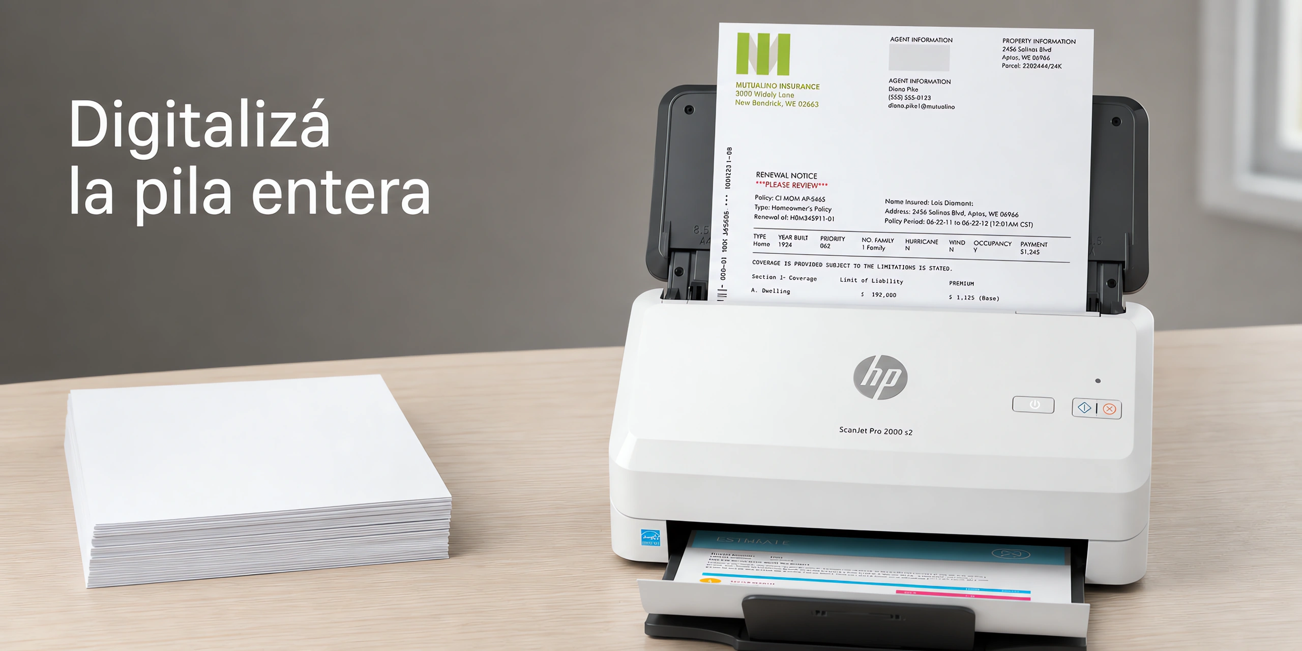 Escáner HP ScanJet Pro 2000 s2 sobre un escritorio de roble claro en una oficina luminosa.