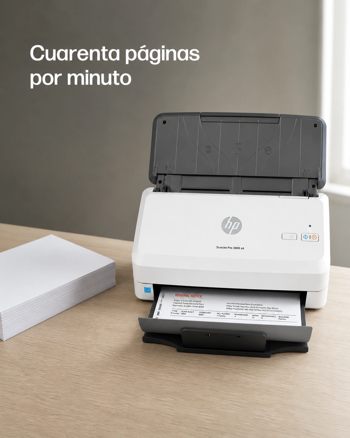 Escáner HP ScanJet Pro 3000 s4 sobre un escritorio de roble claro, encuadre vertical.