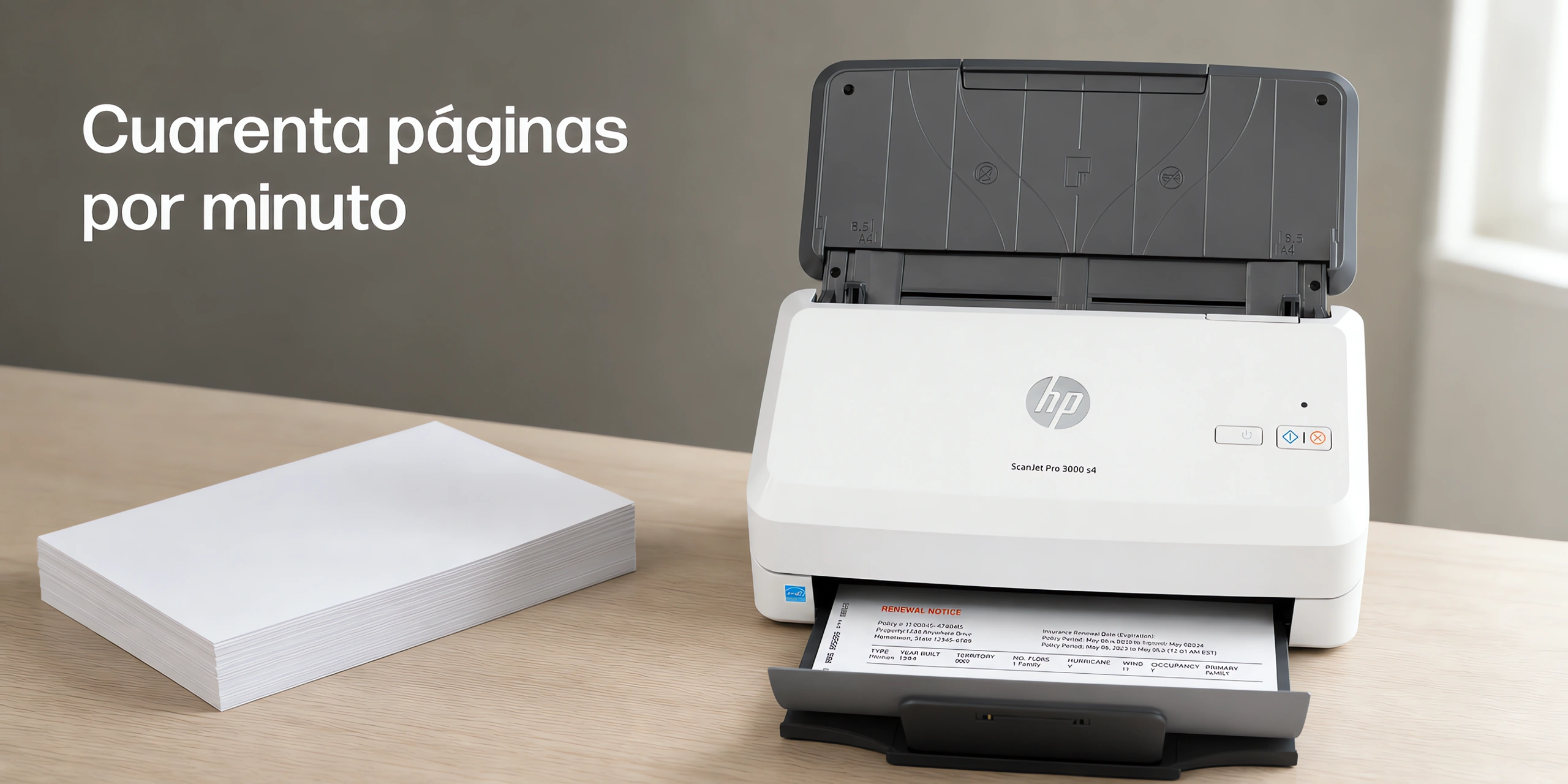 Escáner HP ScanJet Pro 3000 s4 sobre un escritorio de roble claro en una oficina luminosa.