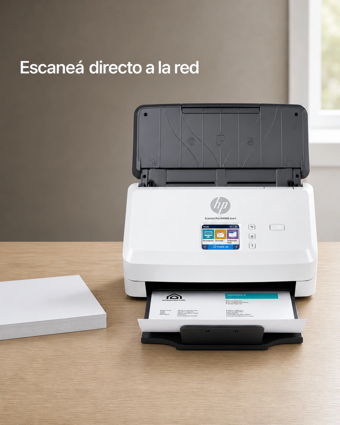 Escáner HP ScanJet Pro N4000 snw1 sobre un escritorio de roble claro, encuadre vertical.