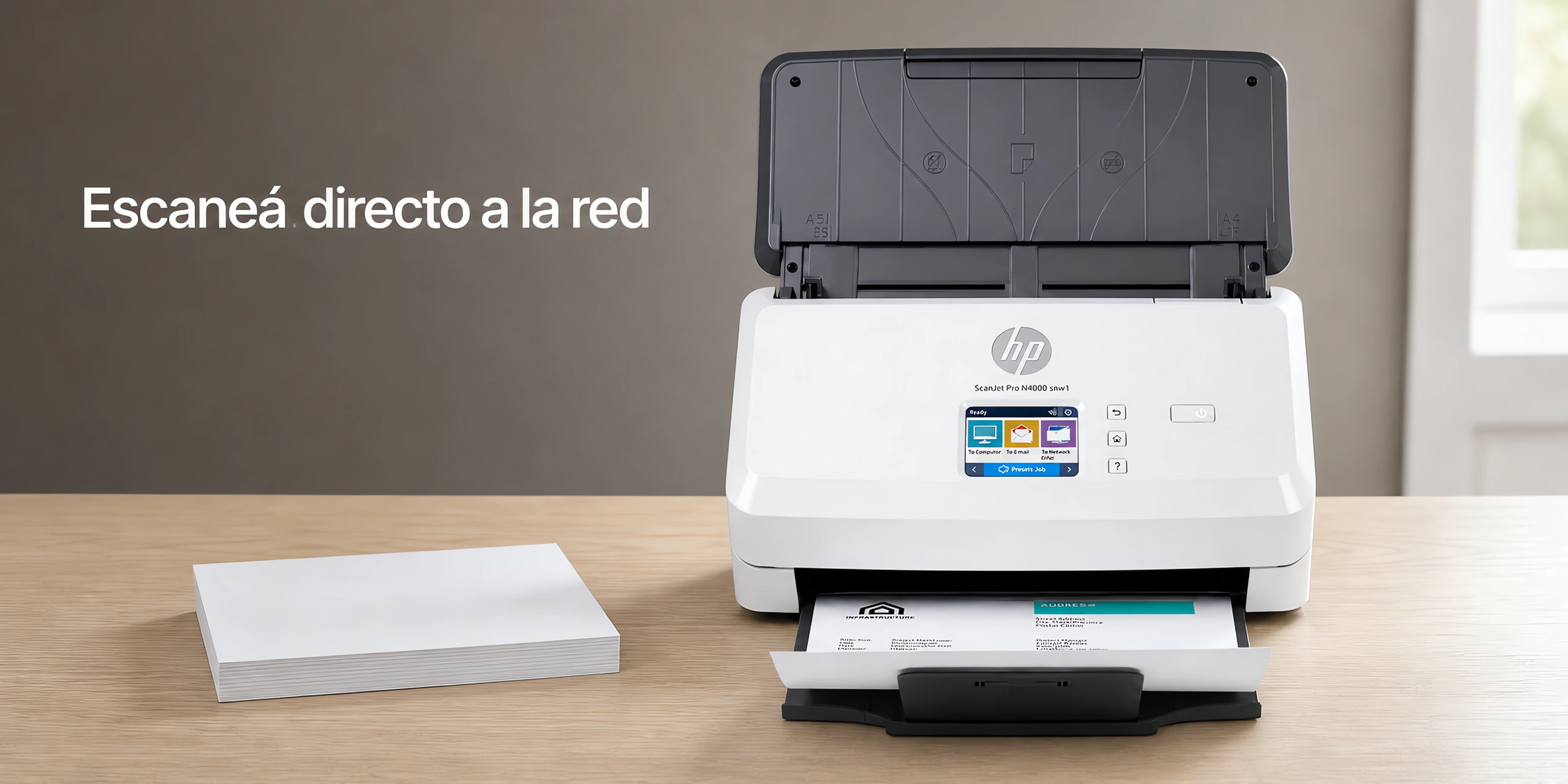 Escáner HP ScanJet Pro N4000 snw1 sobre un escritorio de roble claro en una oficina luminosa.