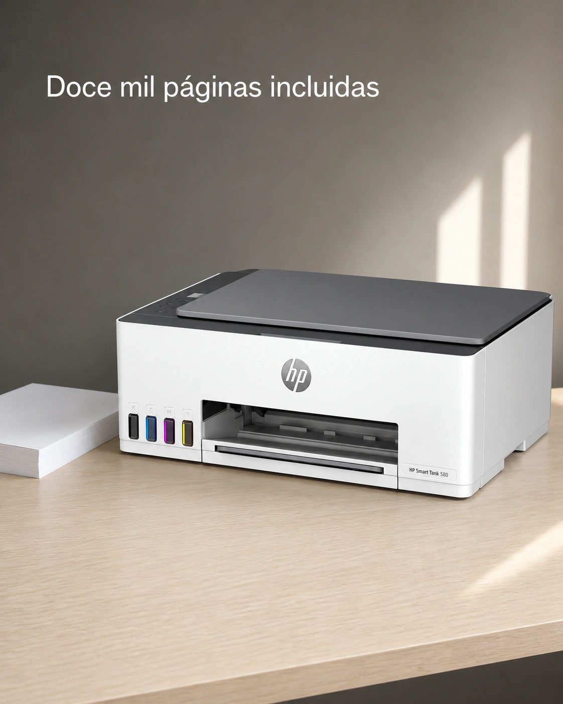 Impresora HP Smart Tank 580 sobre un escritorio de roble claro, encuadre vertical.