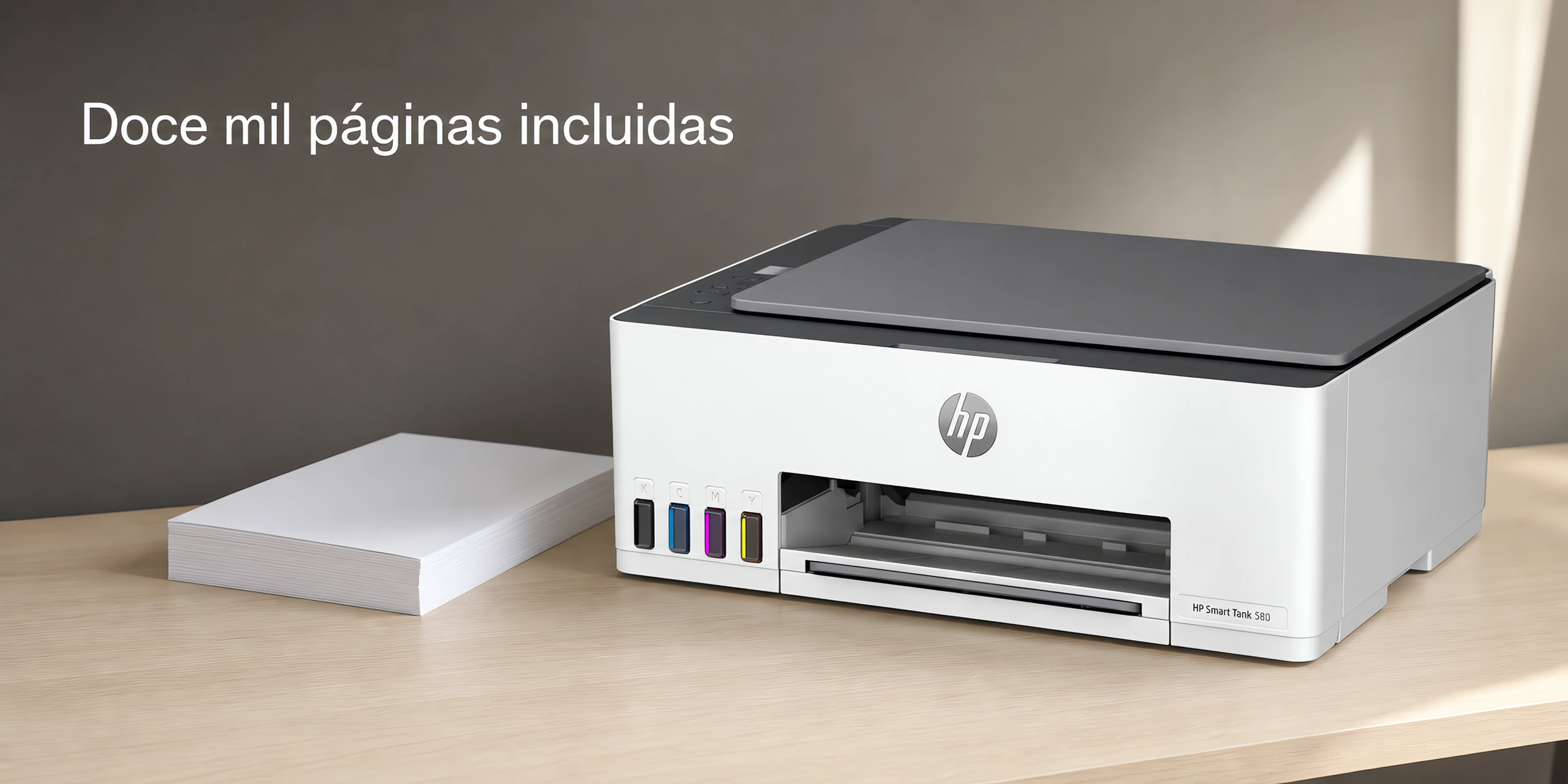 Impresora HP Smart Tank 580 sobre un escritorio de roble claro en una oficina luminosa.