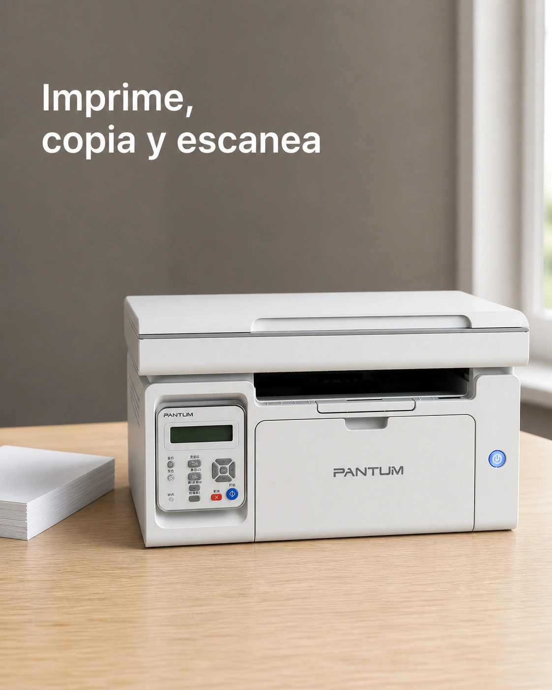 Impresora Pantum M6509NW sobre un escritorio de roble claro, encuadre vertical.