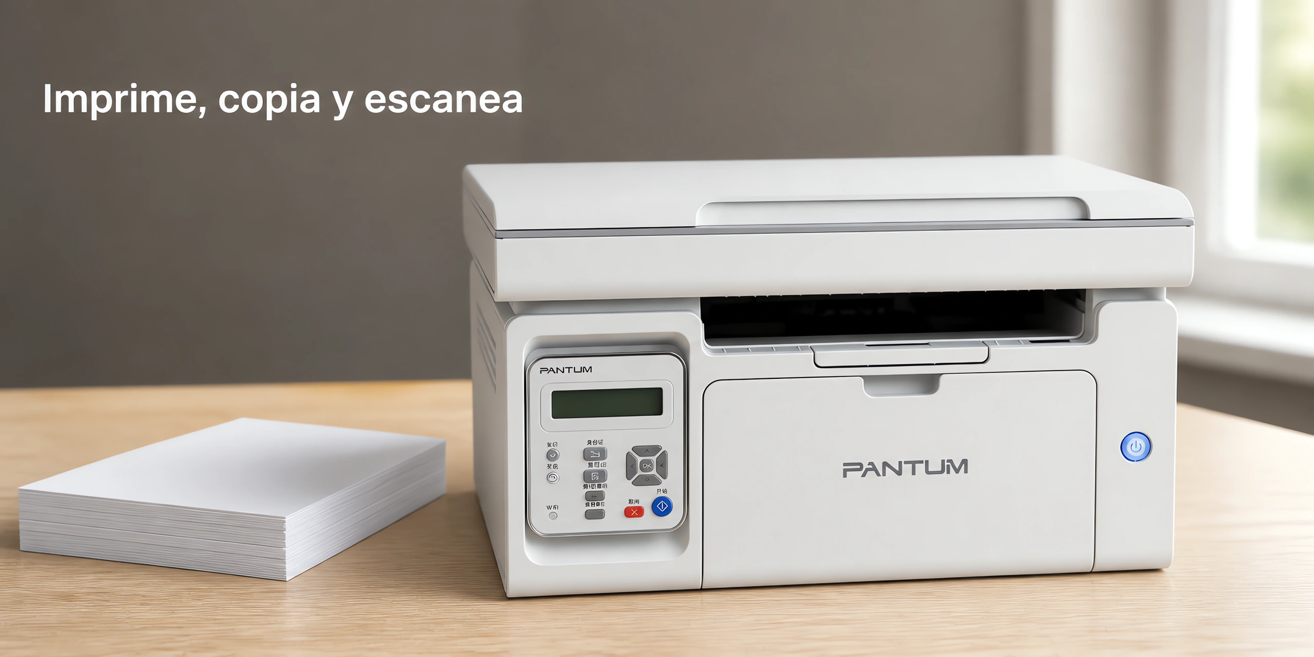 Impresora Pantum M6509NW sobre un escritorio de roble claro en una oficina luminosa.