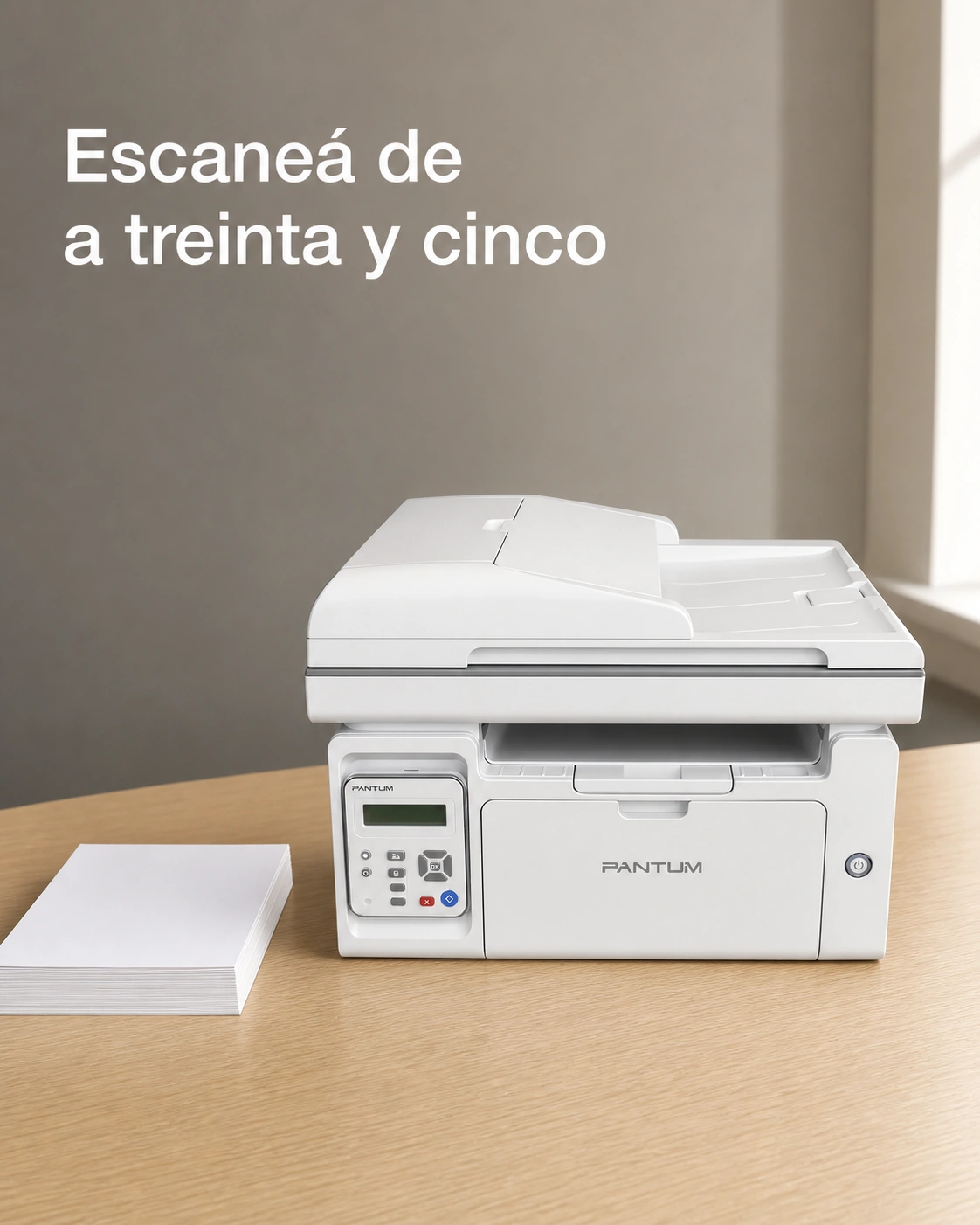 Impresora Pantum M6559NW sobre un escritorio de roble claro, encuadre vertical.