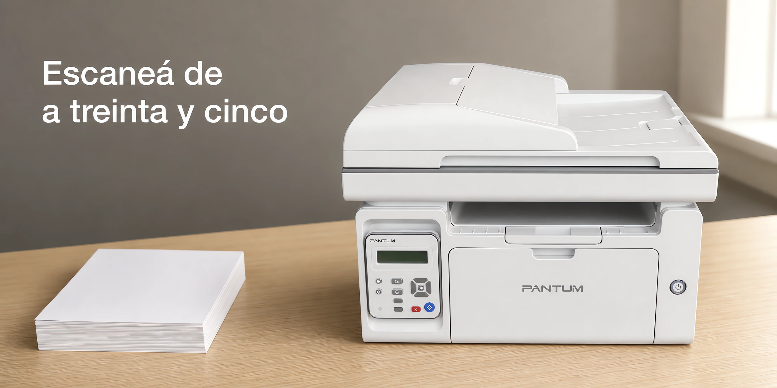 Impresora Pantum M6559NW sobre un escritorio de roble claro en una oficina luminosa.