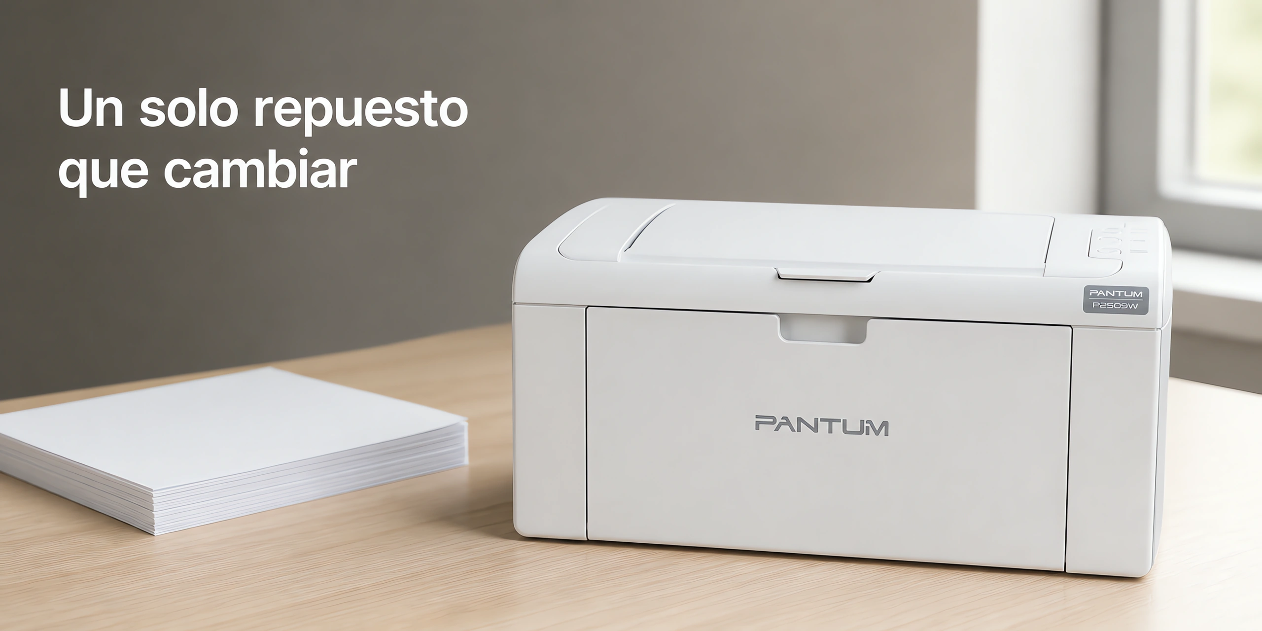 Impresora Pantum P2509W sobre un escritorio de roble claro en una oficina luminosa.