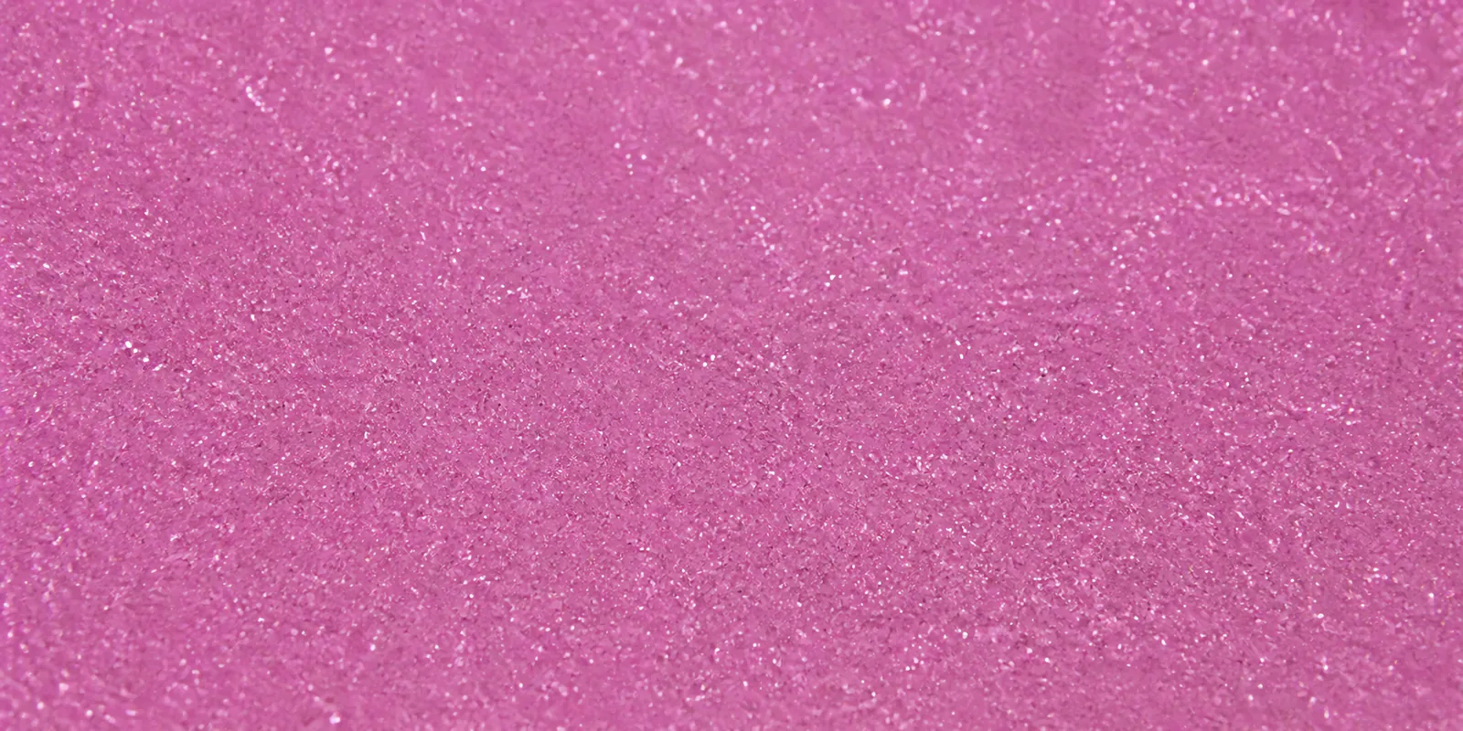 Macro del papel con glitter lila magico, con las partículas separadas brillando sobre la hoja