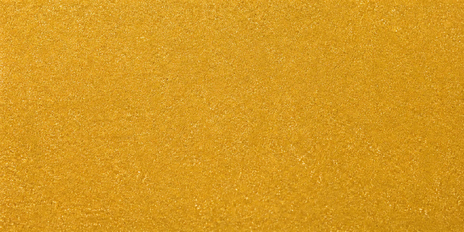 Macro del papel con glitter naranja del amanecer, con las partículas separadas brillando sobre la hoja