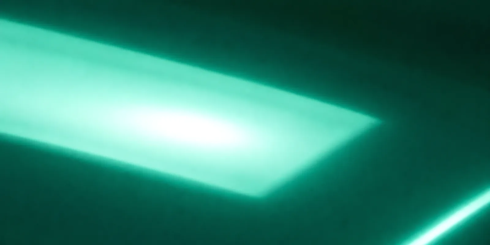 Superficie del papel metalizado Metalina, con el reflejo corriendo sobre la hoja, en el acabado aquamarine