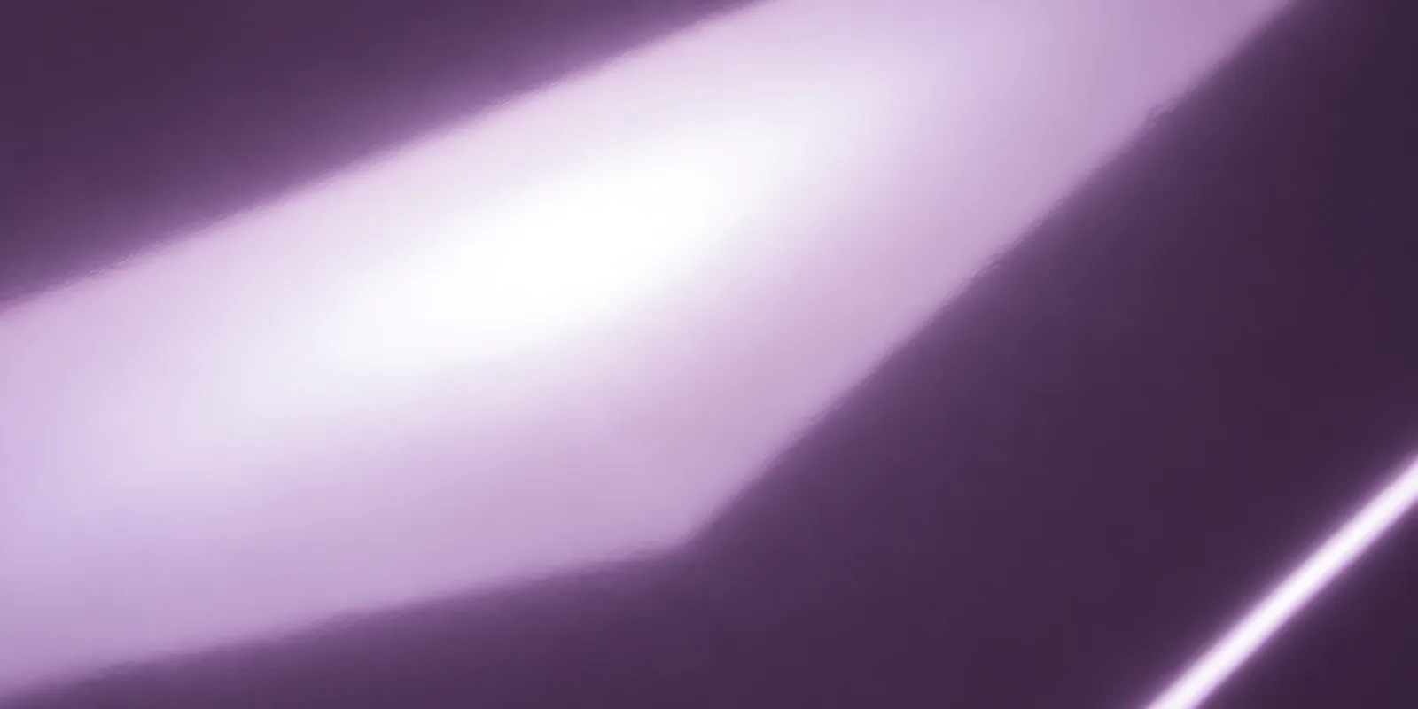 Superficie del papel metalizado Metalina, con el reflejo corriendo sobre la hoja, en el acabado morado brillante
