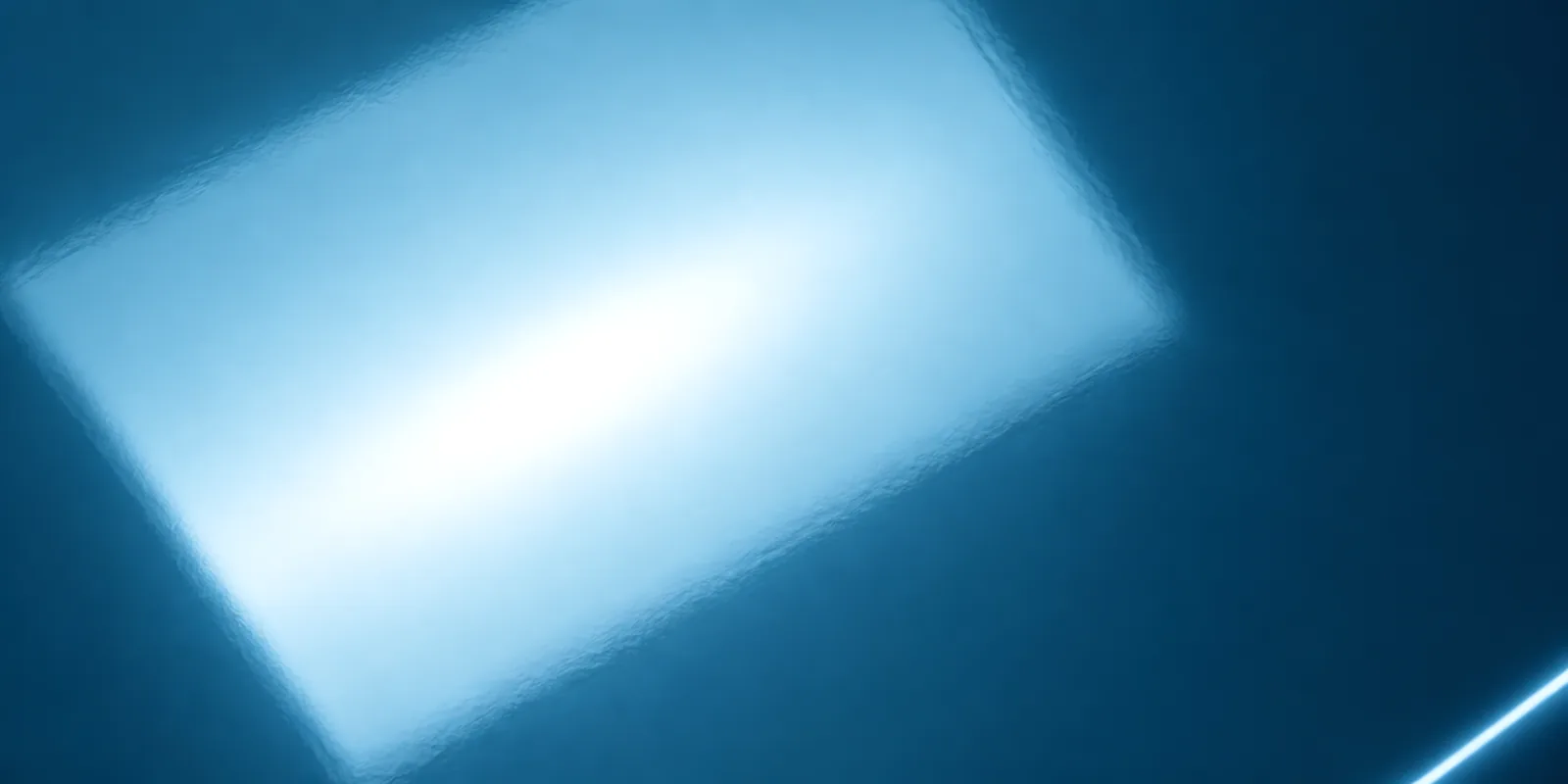 Superficie del papel metalizado Metalina, con el reflejo corriendo sobre la hoja, en el acabado turquesa neptuno