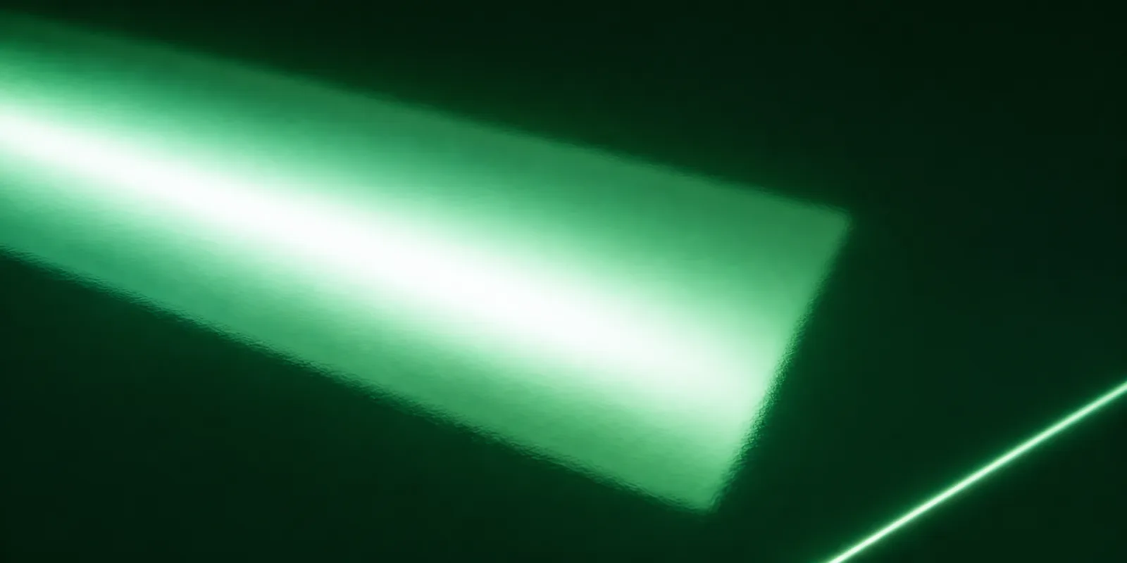 Superficie del papel metalizado Metalina, con el reflejo corriendo sobre la hoja, en el acabado verde pistacho