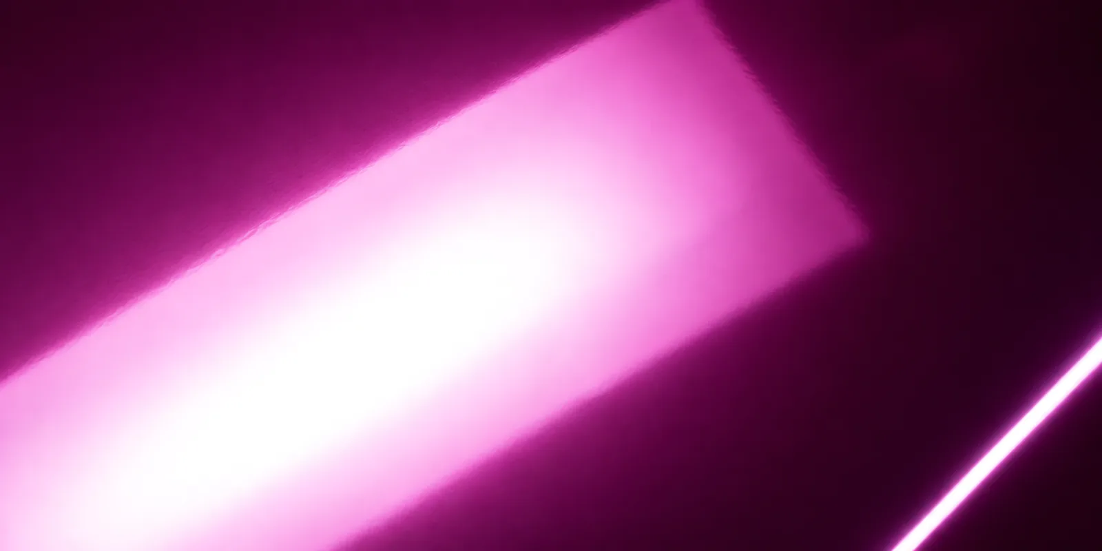 Superficie del papel metalizado Metalina, con el reflejo corriendo sobre la hoja, en el acabado violeta orquidea