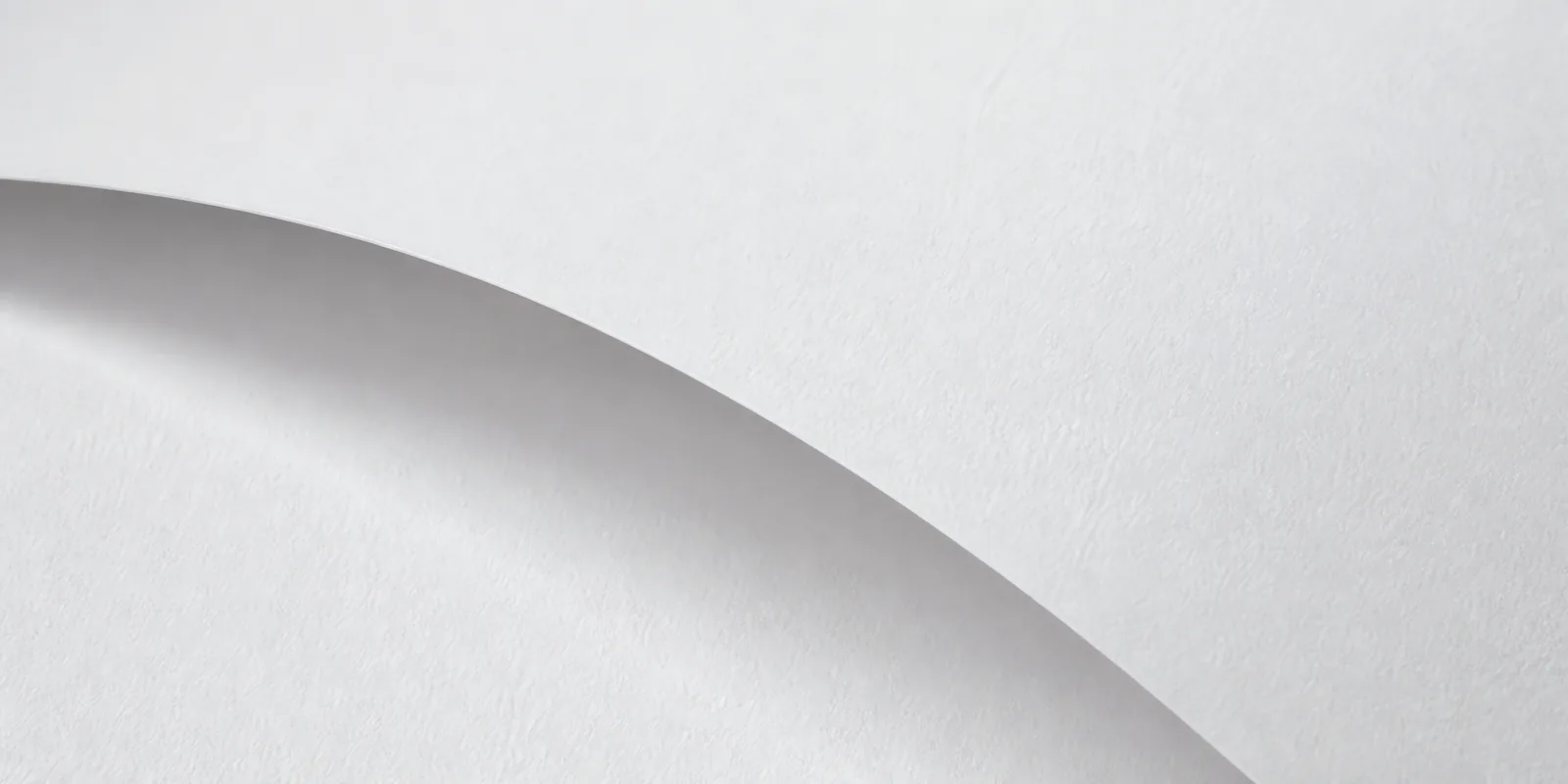 Macro de la superficie del papel, con su grano y una curva suave, en el color de este producto