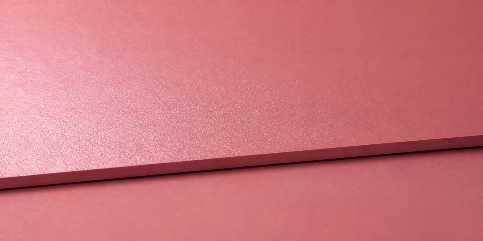 Detalle del papel perlado rosado, con el satinado corriendo sobre la hoja