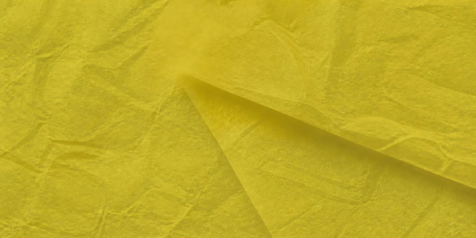 Textura del papel seda amarillo ocre, con sus arrugas finas y sus pliegues
