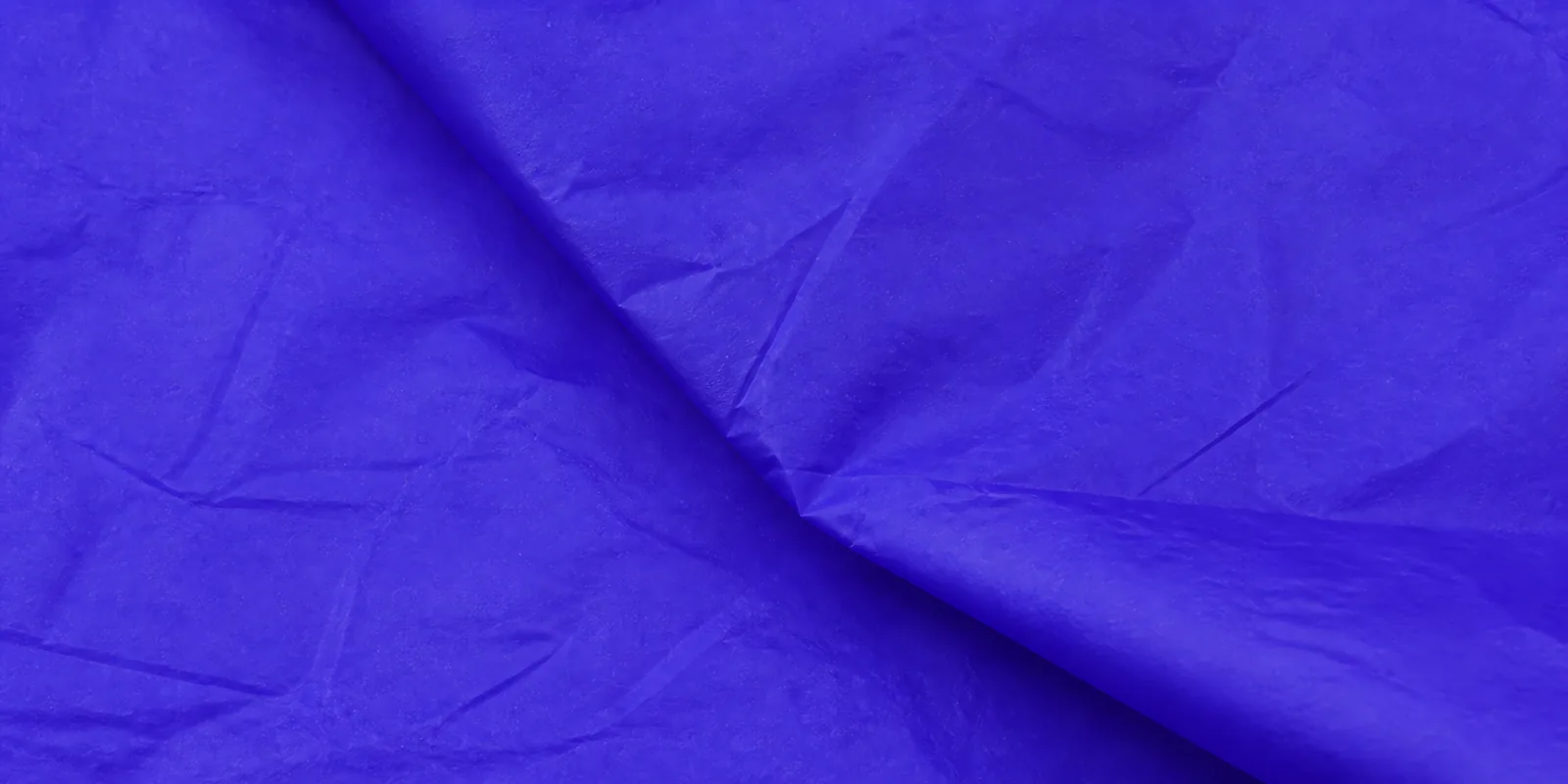 Textura del papel seda azul cósmico, con sus arrugas finas y sus pliegues