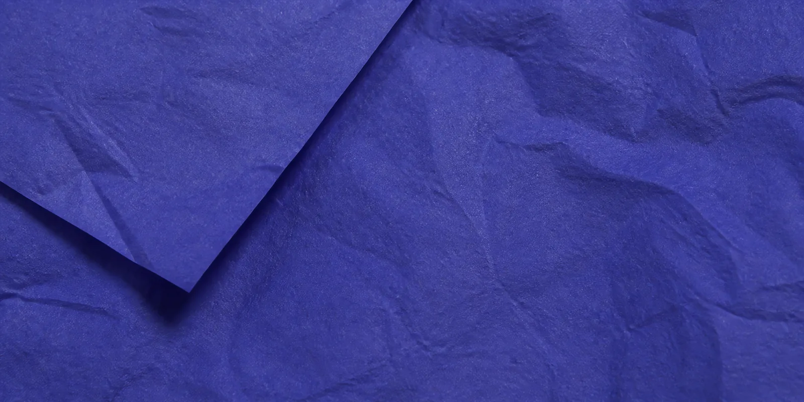 Textura del papel seda azul grisáceo, con sus arrugas finas y sus pliegues
