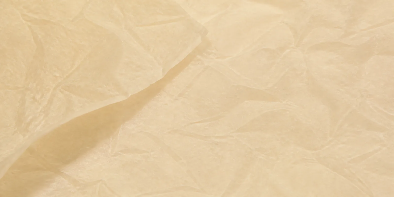 Textura del papel seda beige, con sus arrugas finas y sus pliegues