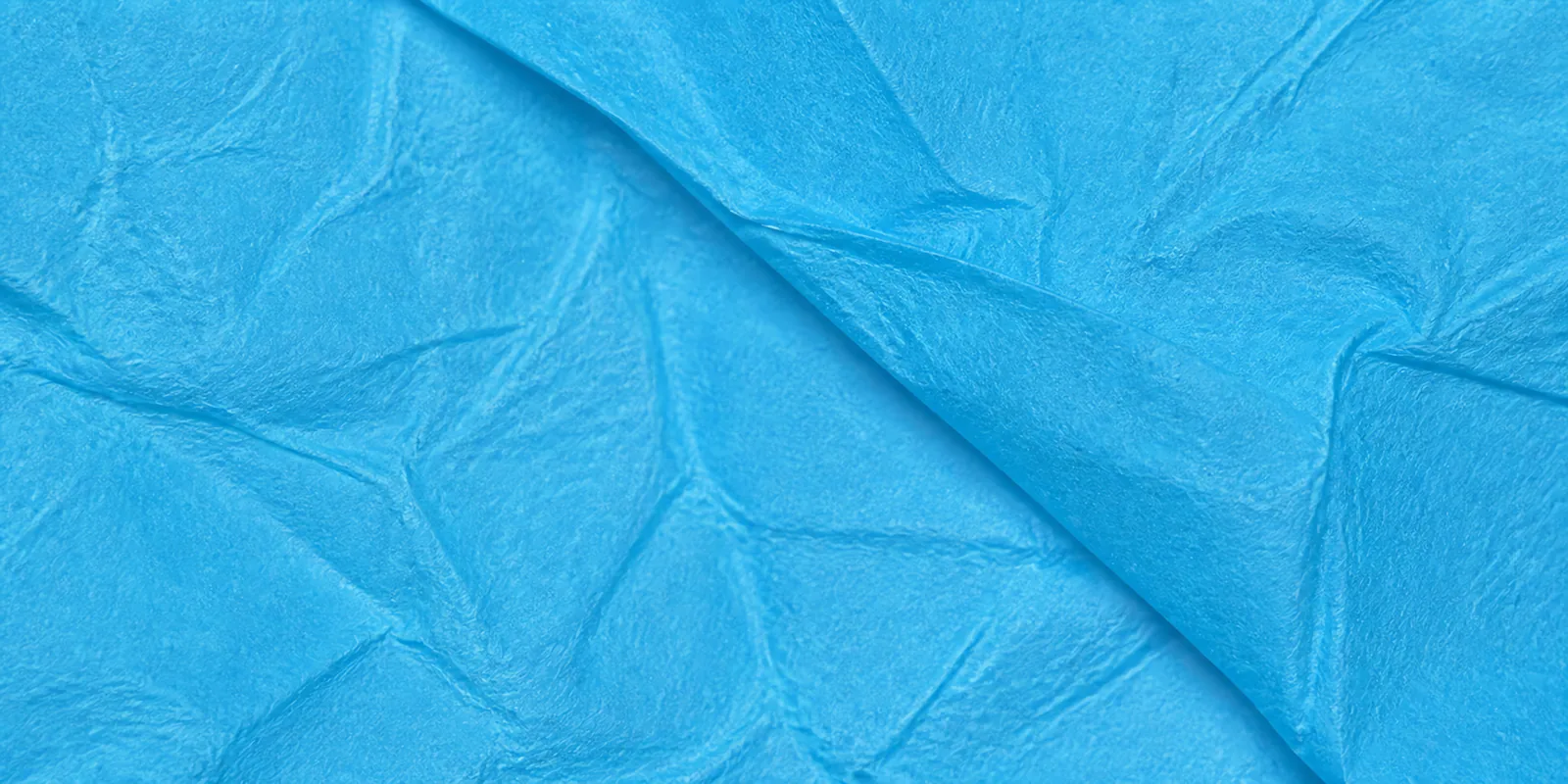 Textura del papel seda celeste mar, con sus arrugas finas y sus pliegues