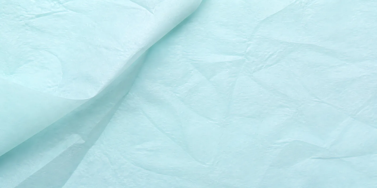 Textura del papel seda celeste perlado, con sus arrugas finas y sus pliegues