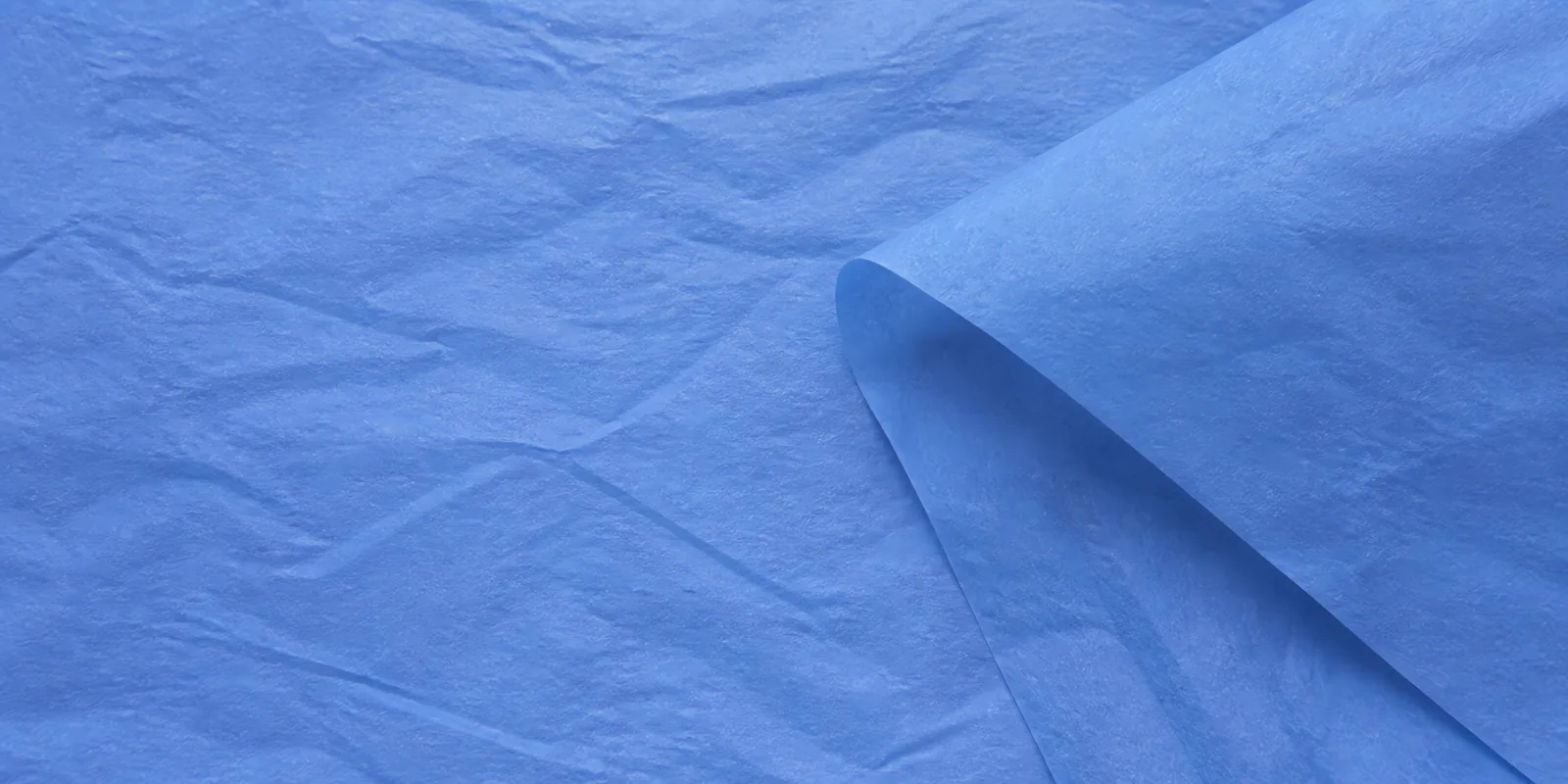 Textura del papel seda celeste sereno, con sus arrugas finas y sus pliegues