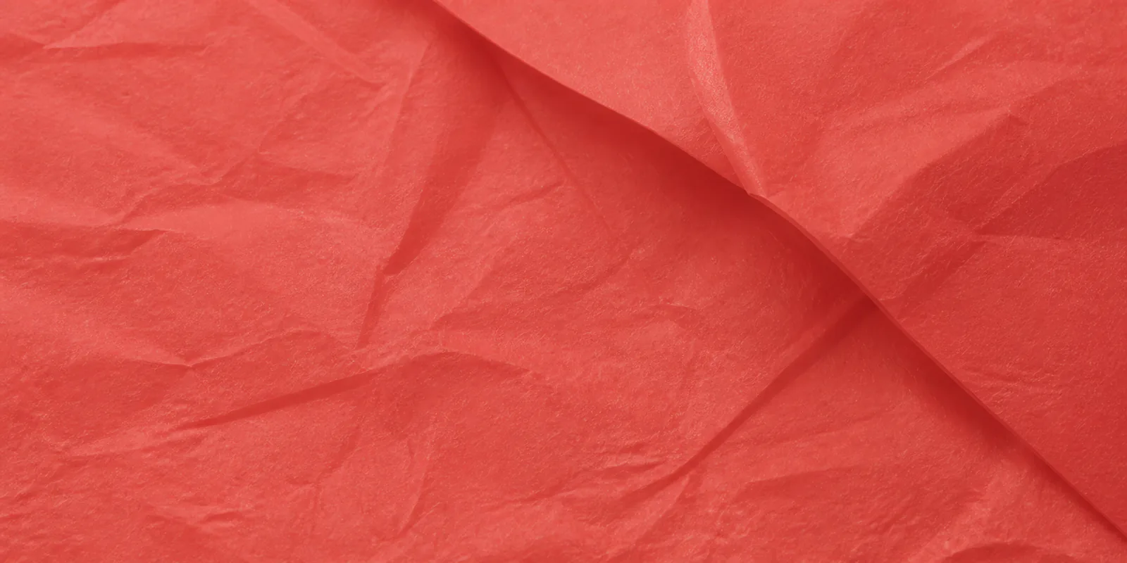 Textura del papel seda coral, con sus arrugas finas y sus pliegues