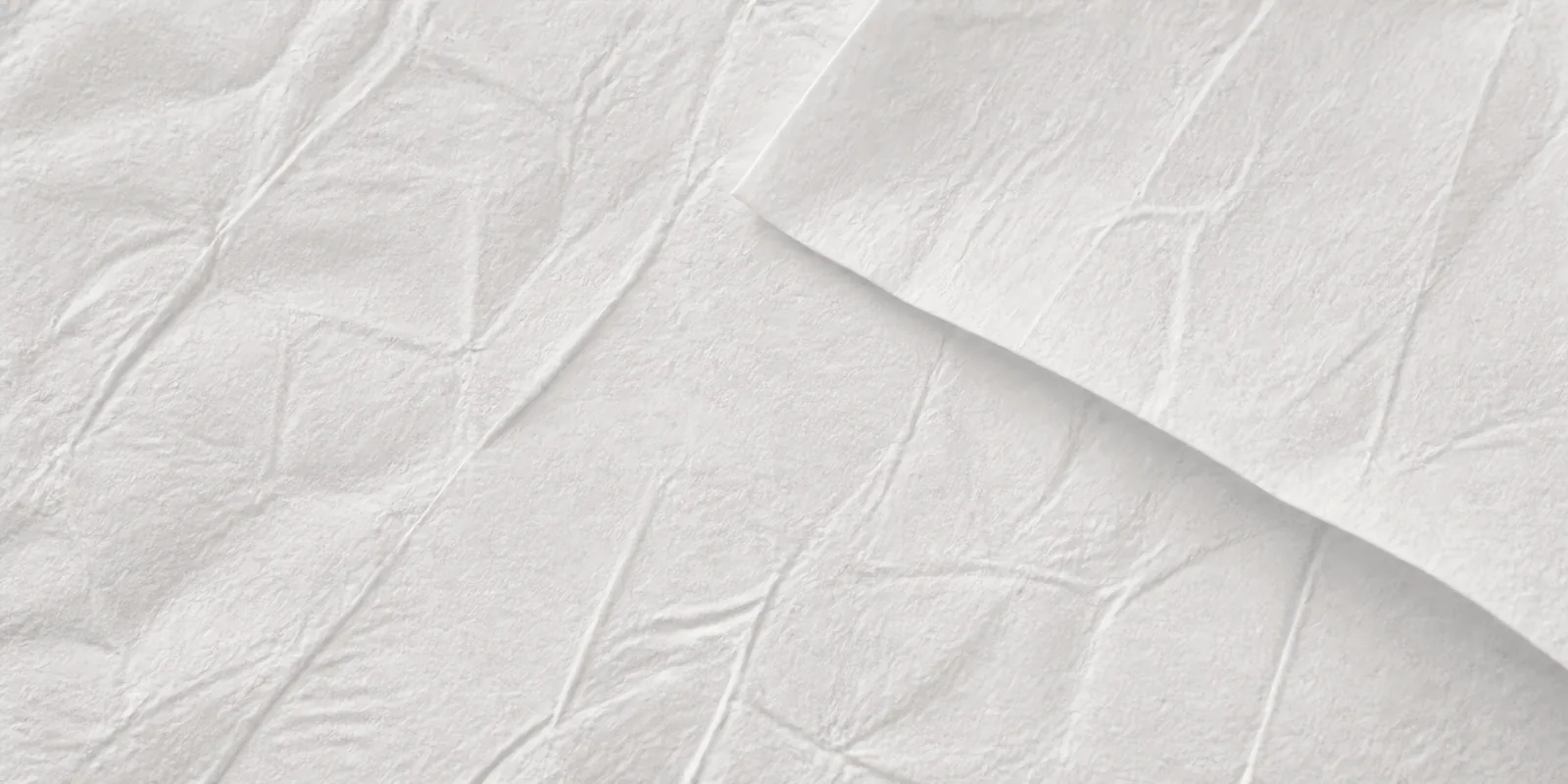 Textura del papel seda gris aluminio, con sus arrugas finas y sus pliegues