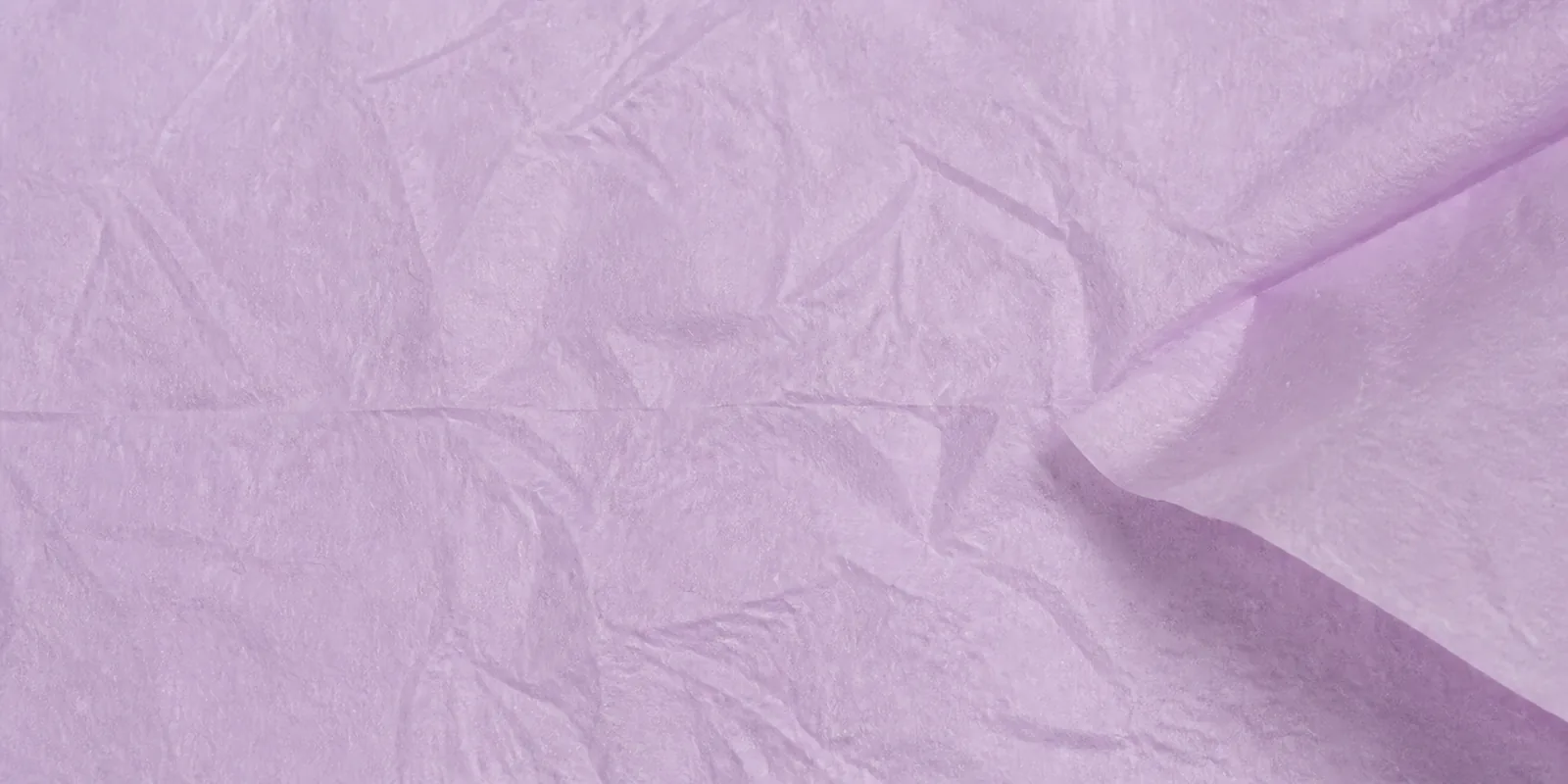 Textura del papel seda lila perlado, con sus arrugas finas y sus pliegues