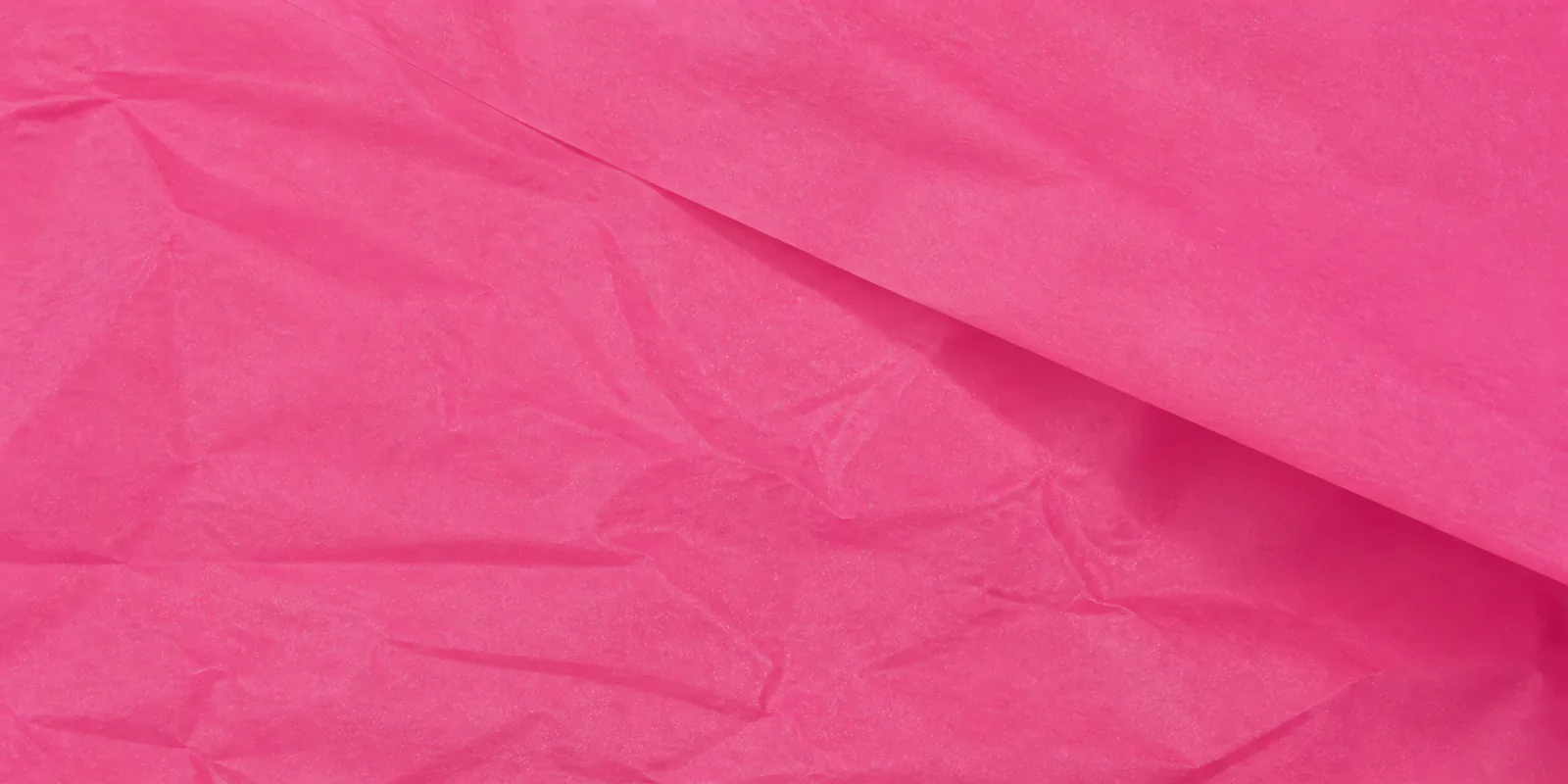 Textura del papel seda magenta, con sus arrugas finas y sus pliegues